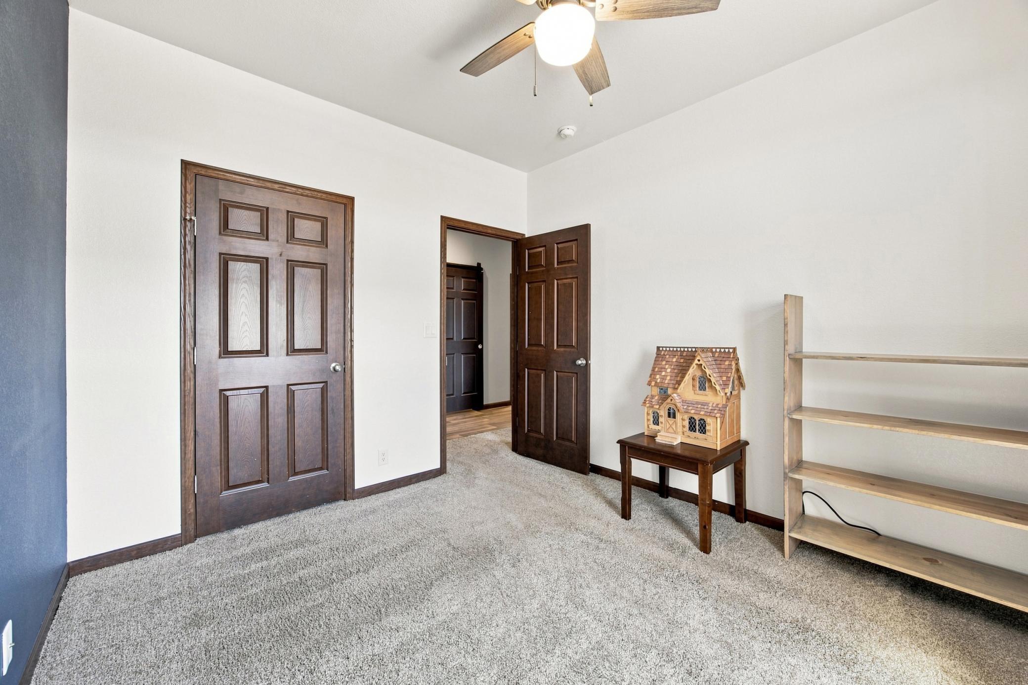 2018 single family home for sale at 303 Morrow Drive in Enderlin, ND — 3 bed, 3 bath (photo 18 of 36)