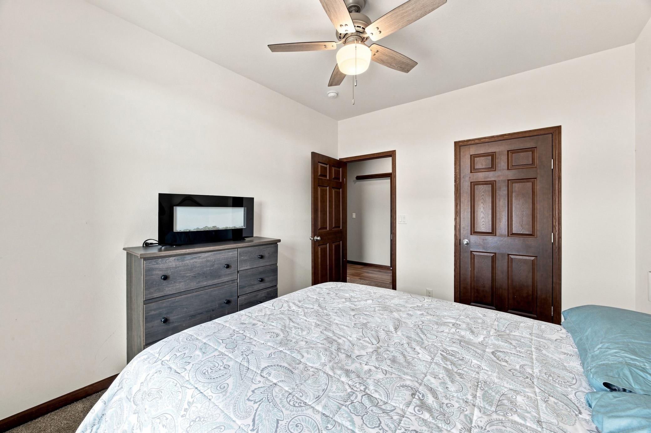 2018 single family home for sale at 303 Morrow Drive in Enderlin, ND — 3 bed, 3 bath (photo 20 of 36)