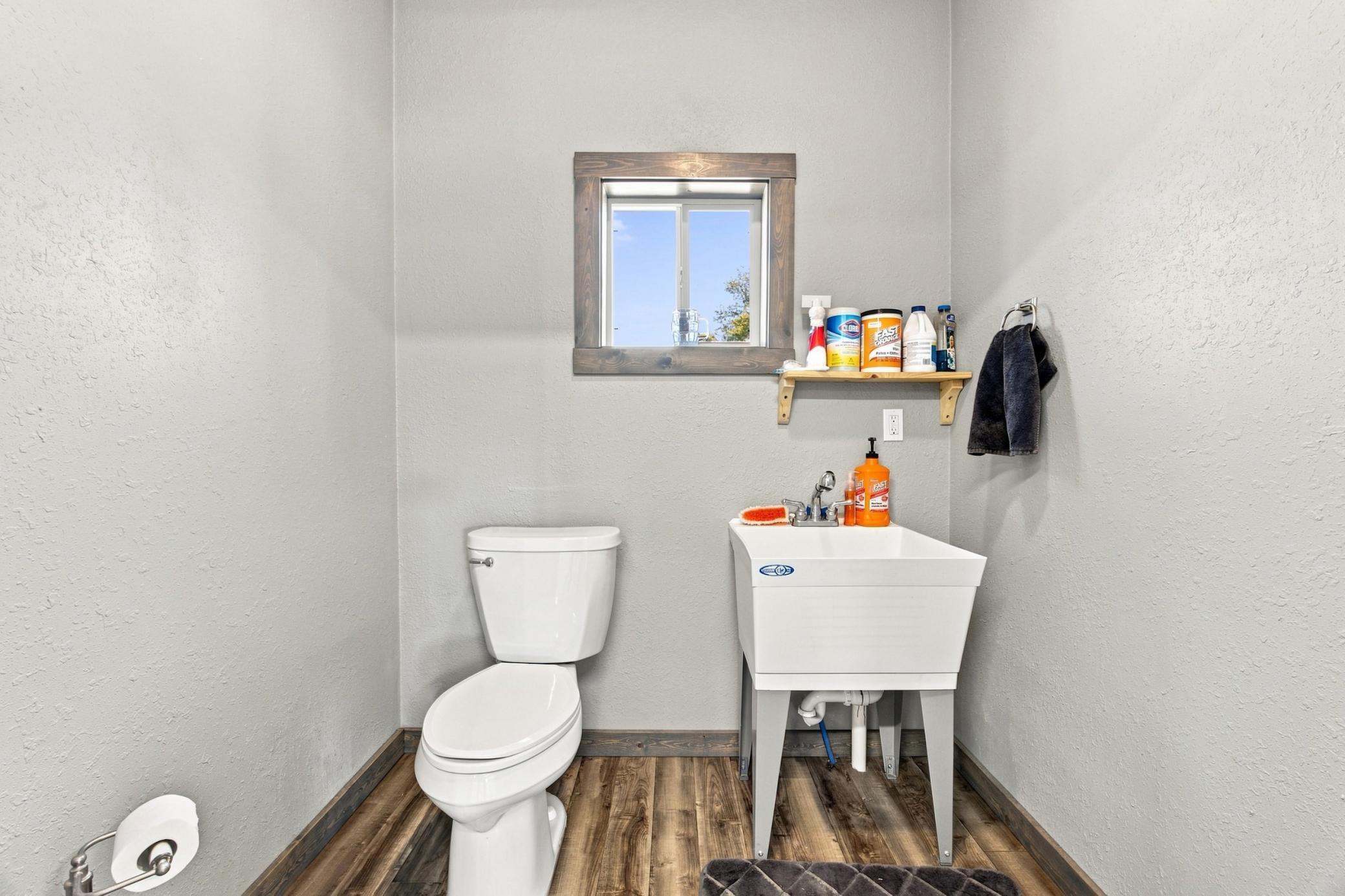 2018 single family home for sale at 303 Morrow Drive in Enderlin, ND — 3 bed, 3 bath (photo 24 of 36)