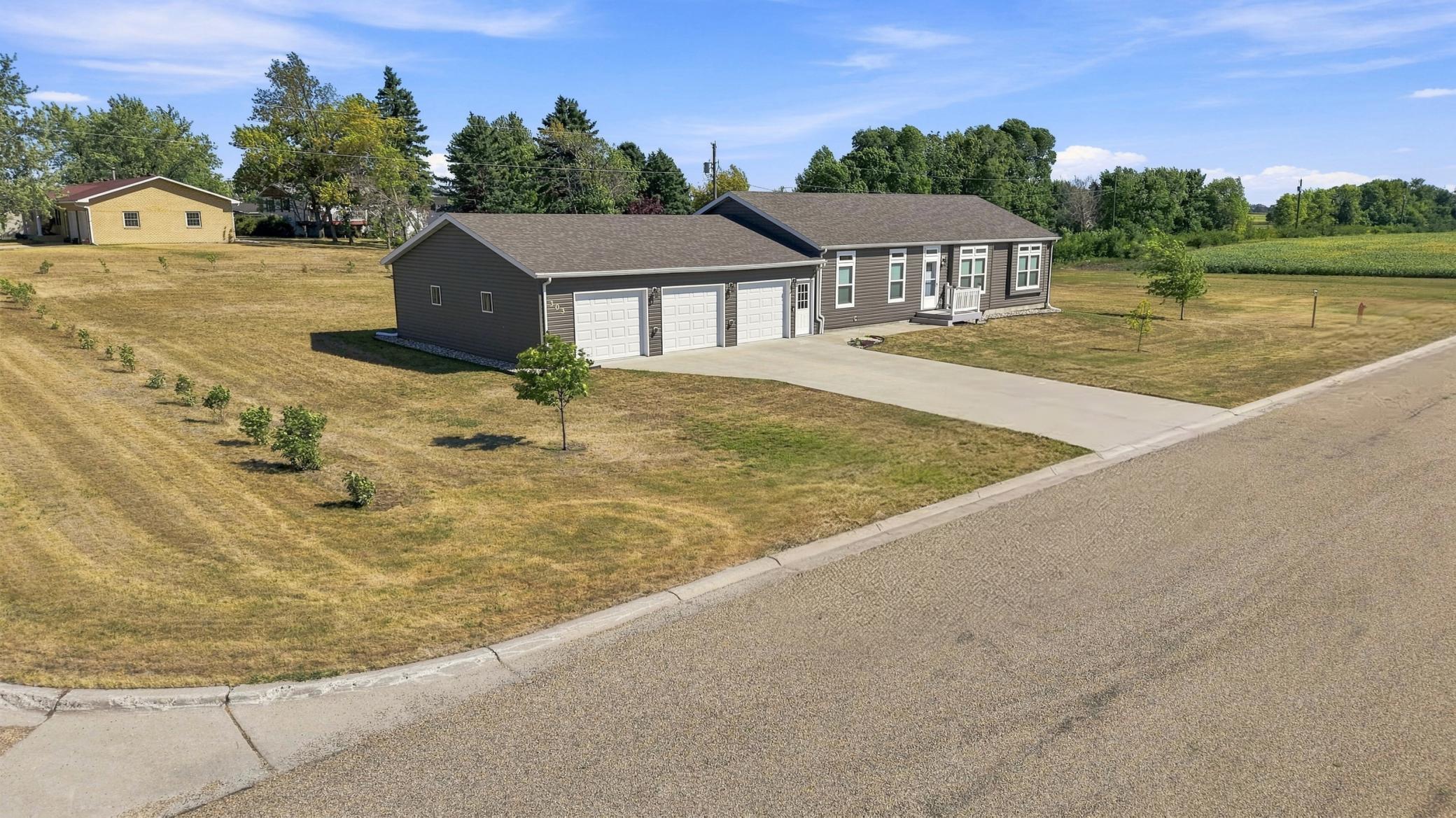 2018 single family home for sale at 303 Morrow Drive in Enderlin, ND — 3 bed, 3 bath (photo 30 of 36)