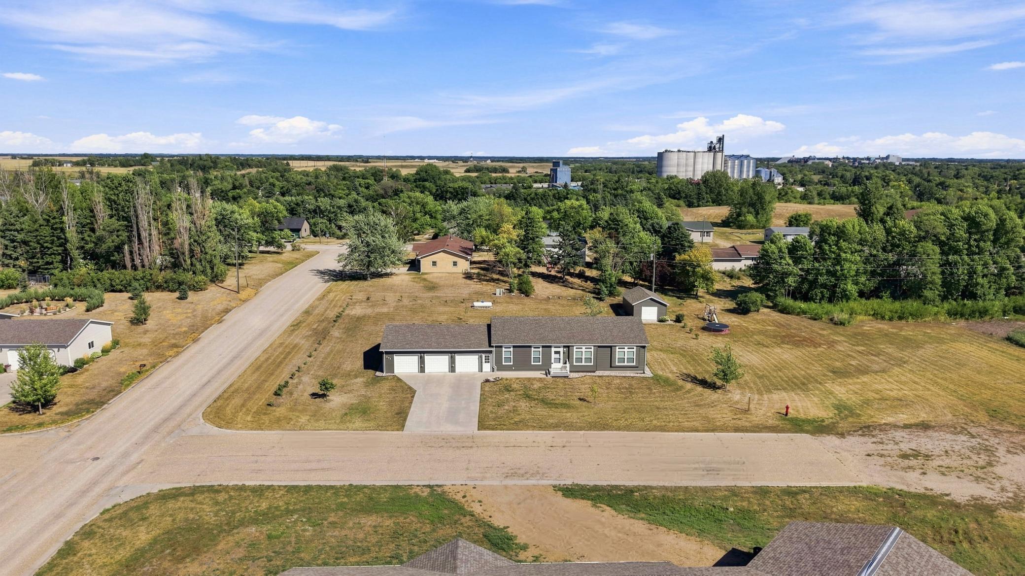 2018 single family home for sale at 303 Morrow Drive in Enderlin, ND — 3 bed, 3 bath (photo 31 of 36)