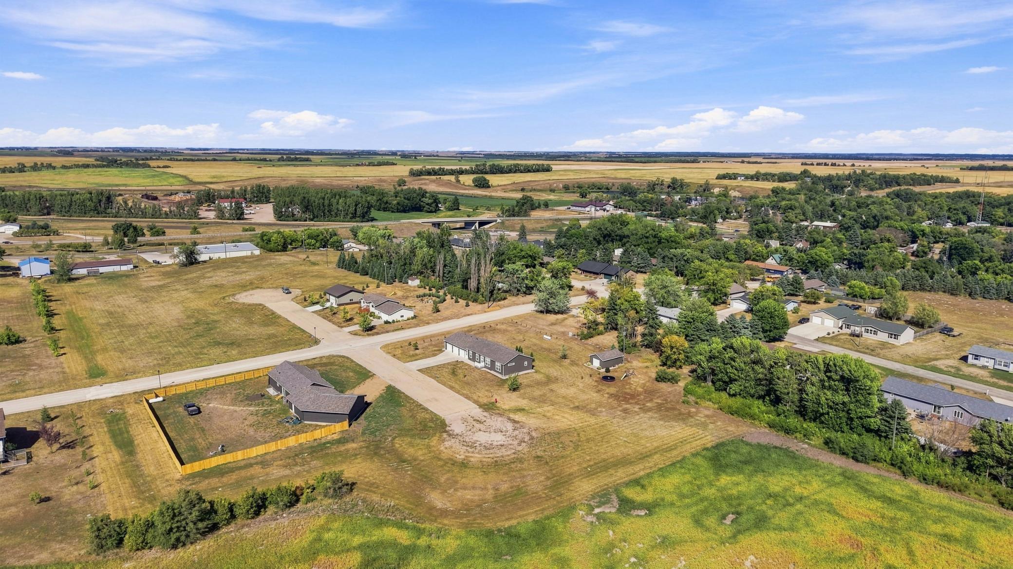 2018 single family home for sale at 303 Morrow Drive in Enderlin, ND — 3 bed, 3 bath (photo 33 of 36)