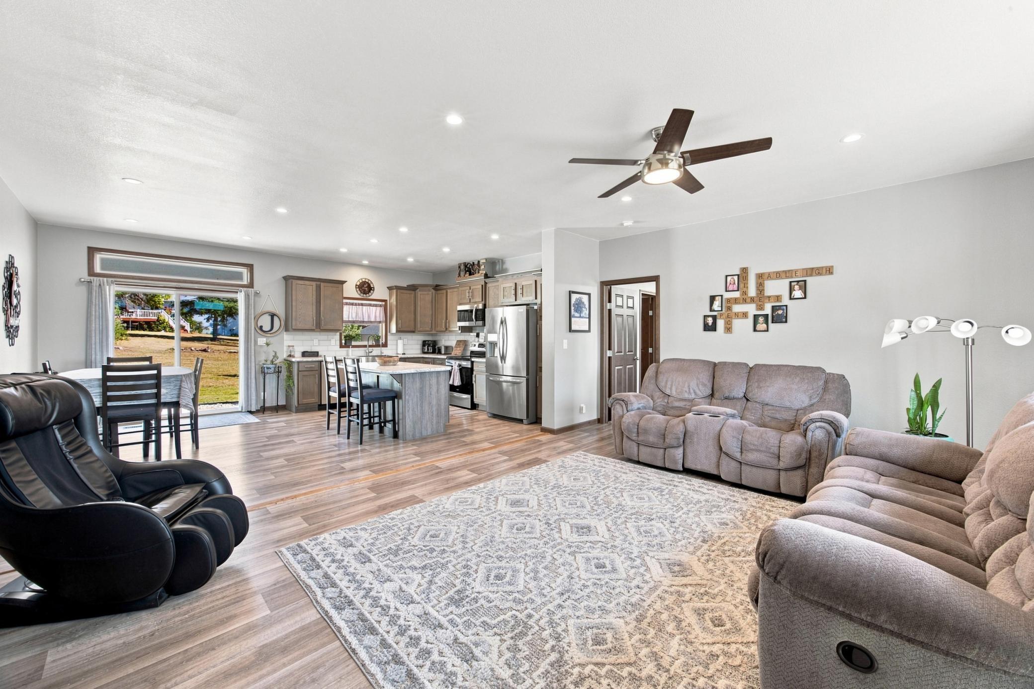 2018 single family home for sale at 303 Morrow Drive in Enderlin, ND — 3 bed, 3 bath (photo 5 of 36)