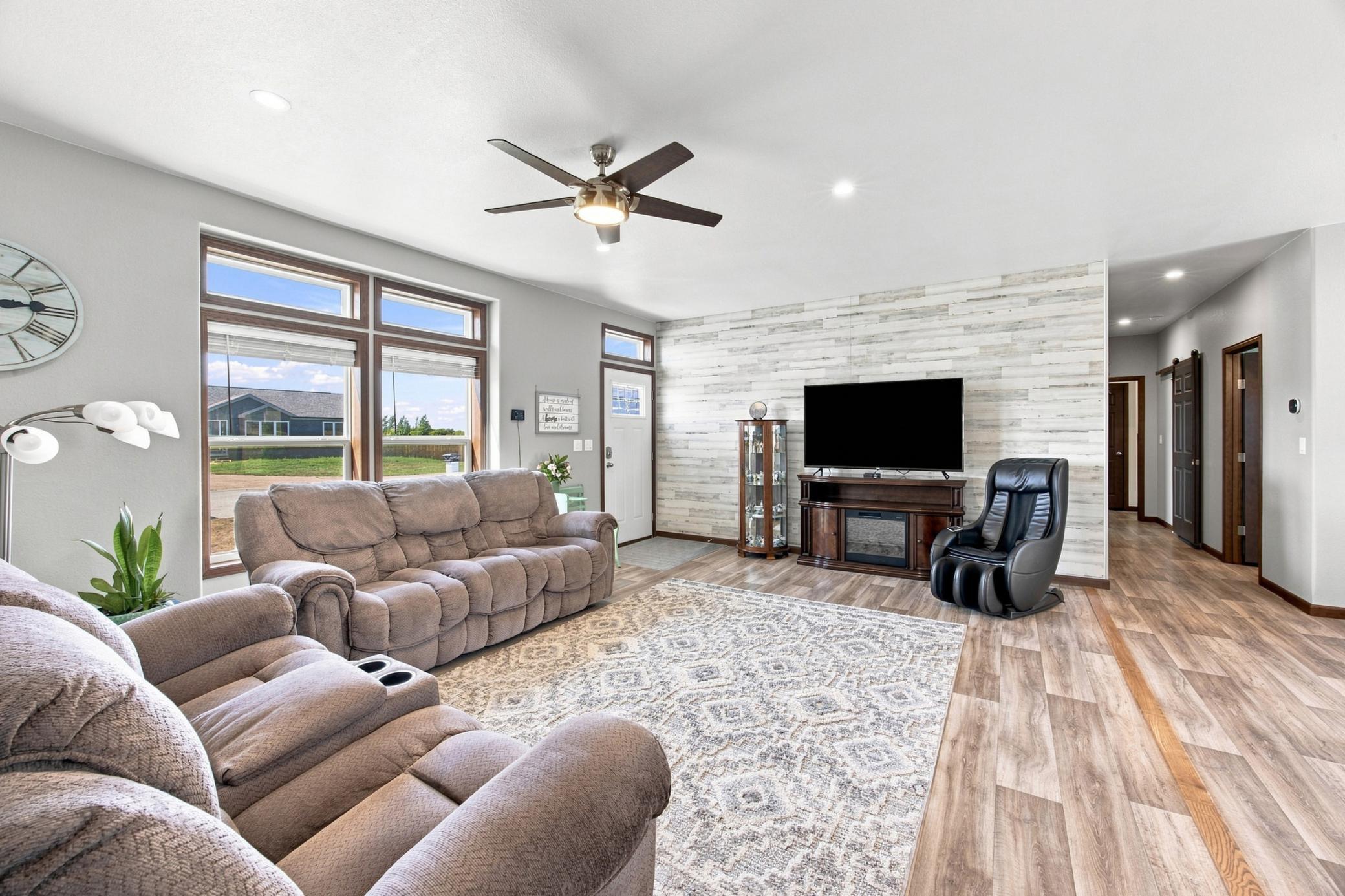 2018 single family home for sale at 303 Morrow Drive in Enderlin, ND — 3 bed, 3 bath (photo 6 of 36)