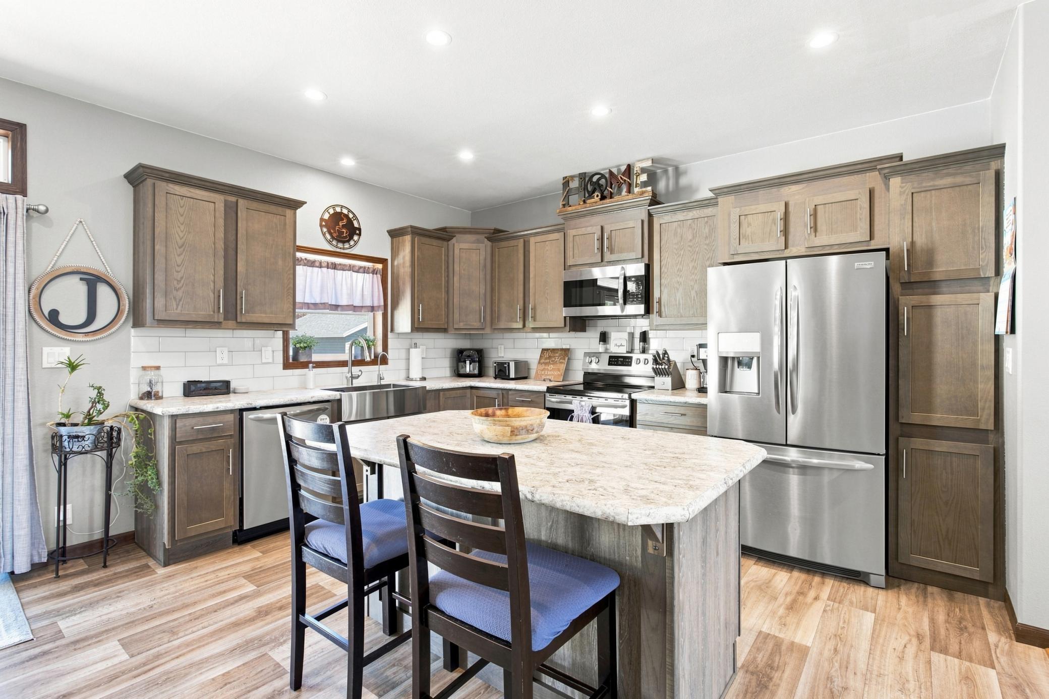 2018 single family home for sale at 303 Morrow Drive in Enderlin, ND — 3 bed, 3 bath (photo 7 of 36)