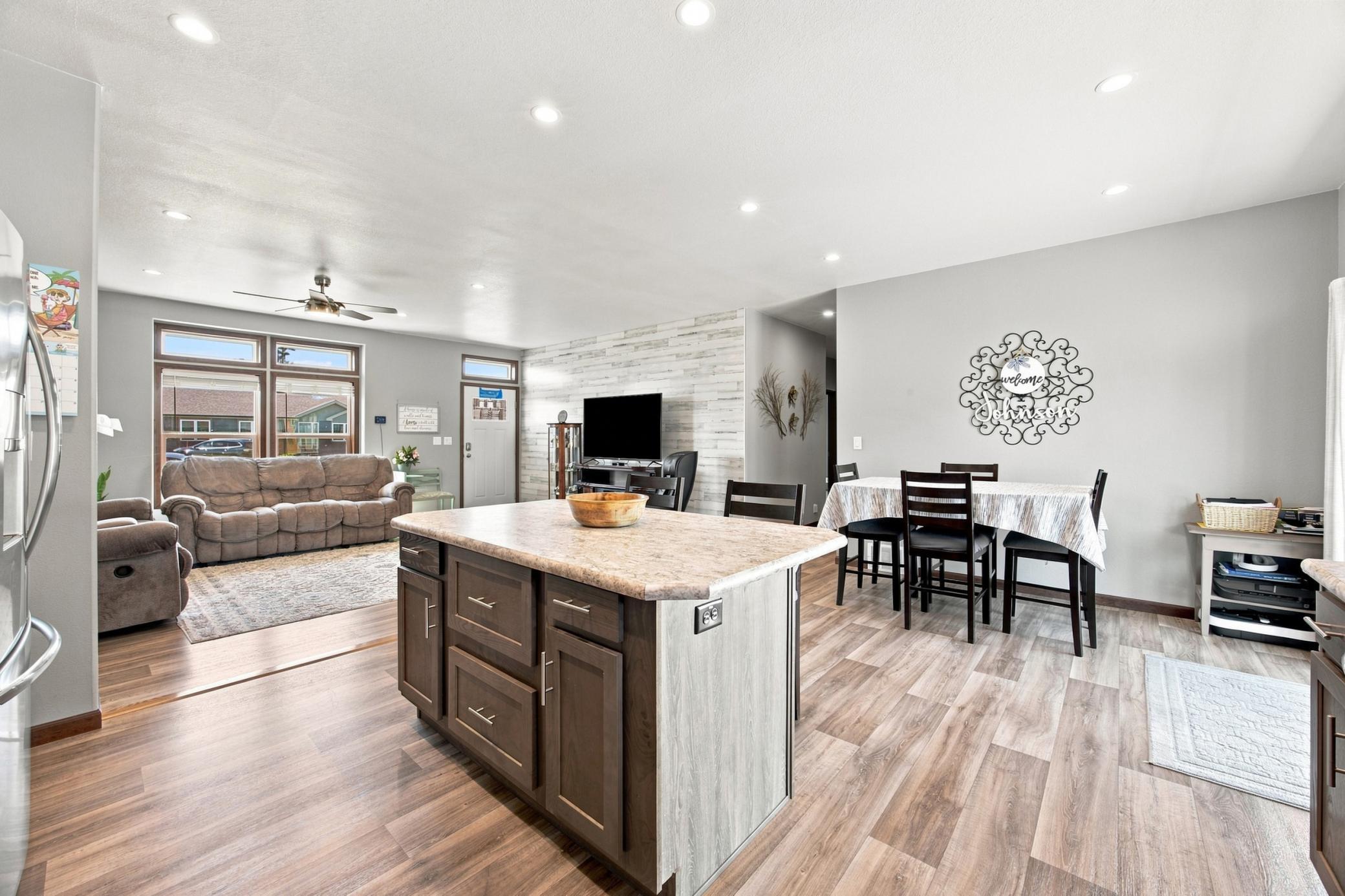 2018 single family home for sale at 303 Morrow Drive in Enderlin, ND — 3 bed, 3 bath (photo 9 of 36)