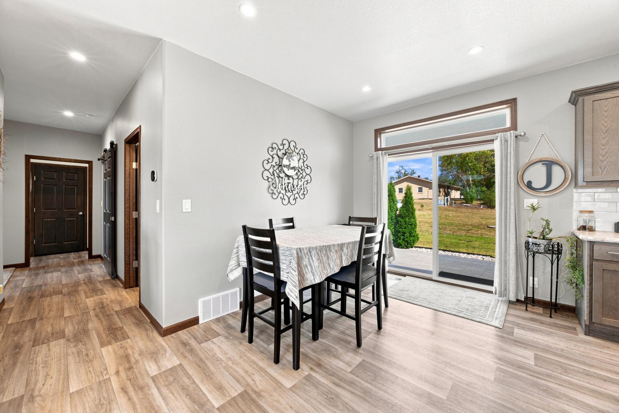 2018 single family home for sale at 303 Morrow Drive in Enderlin, ND — 3 bed, 3 bath (photo 10 of 36)