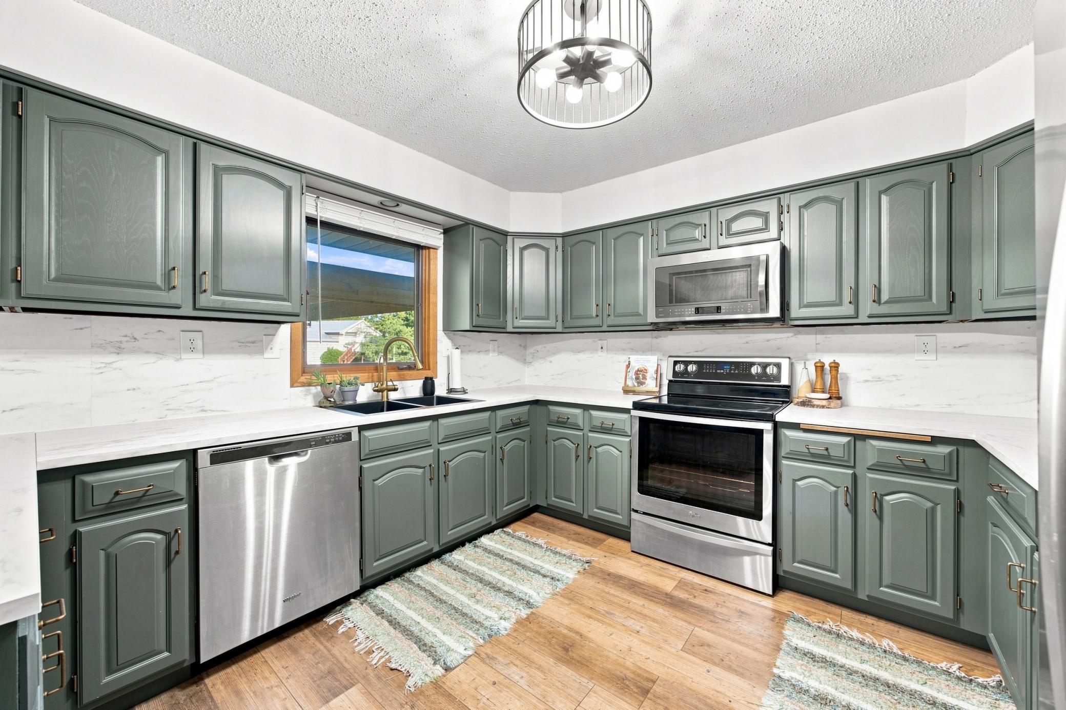 1975 single family home for sale at 6205 Oakport Street N in Moorhead, MN — 3 bed, 2 bath (photo 14 of 40)
