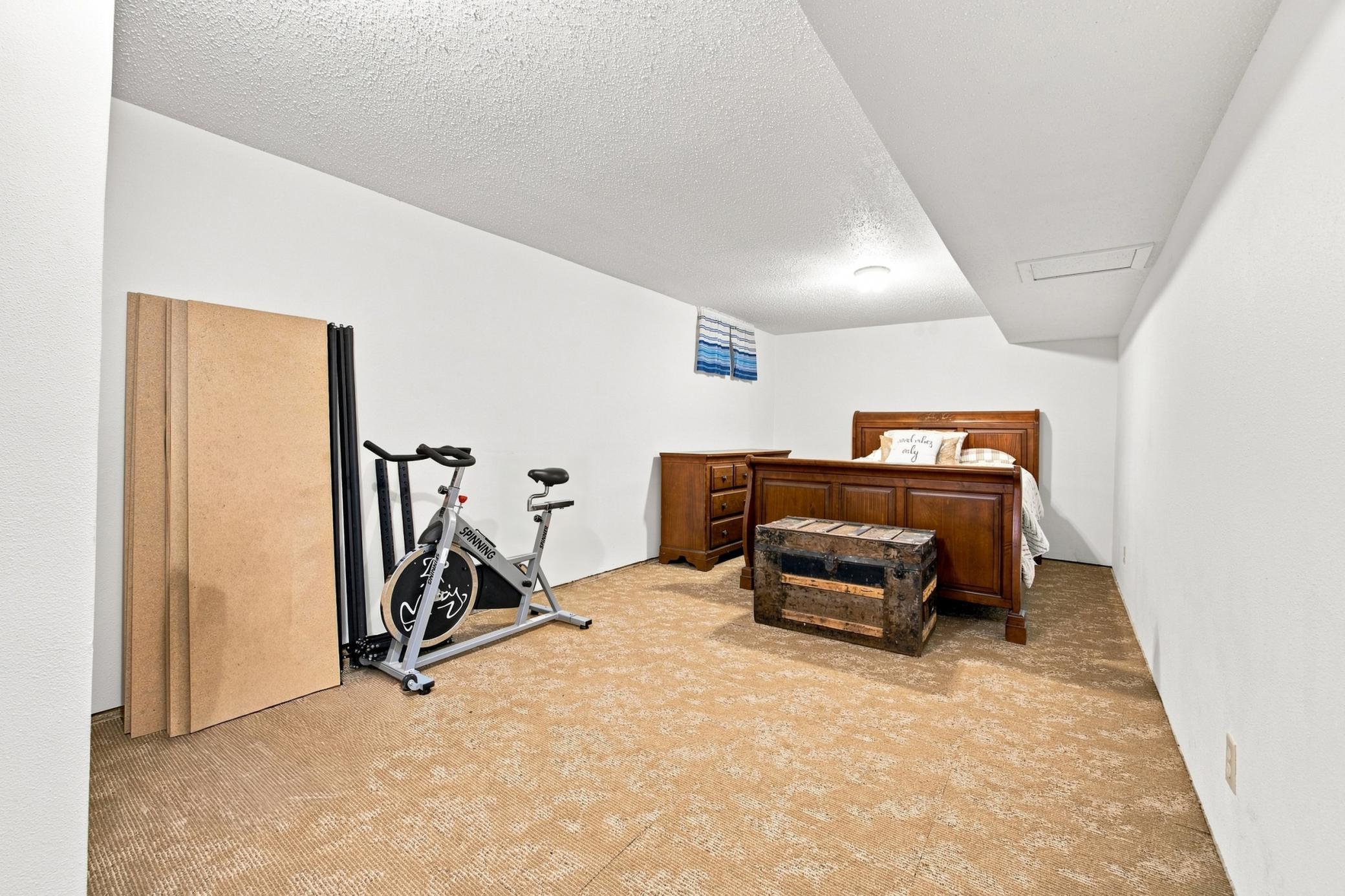 1975 single family home for sale at 6205 Oakport Street N in Moorhead, MN — 3 bed, 2 bath (photo 33 of 40)