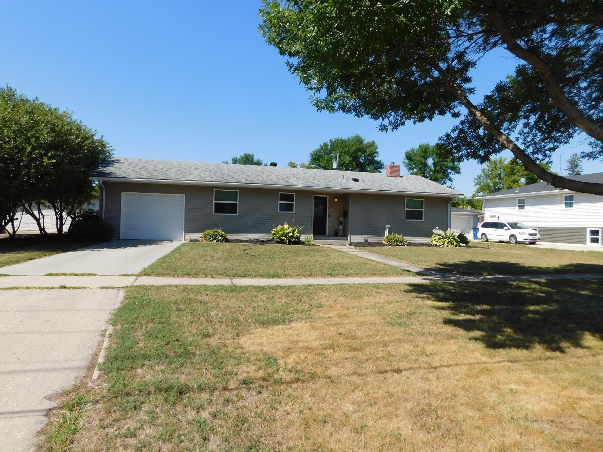 1960 single family home for sale at 1017 17th Street N in Moorhead, MN — 4 bed, 2 bath (photo 1 of 36)