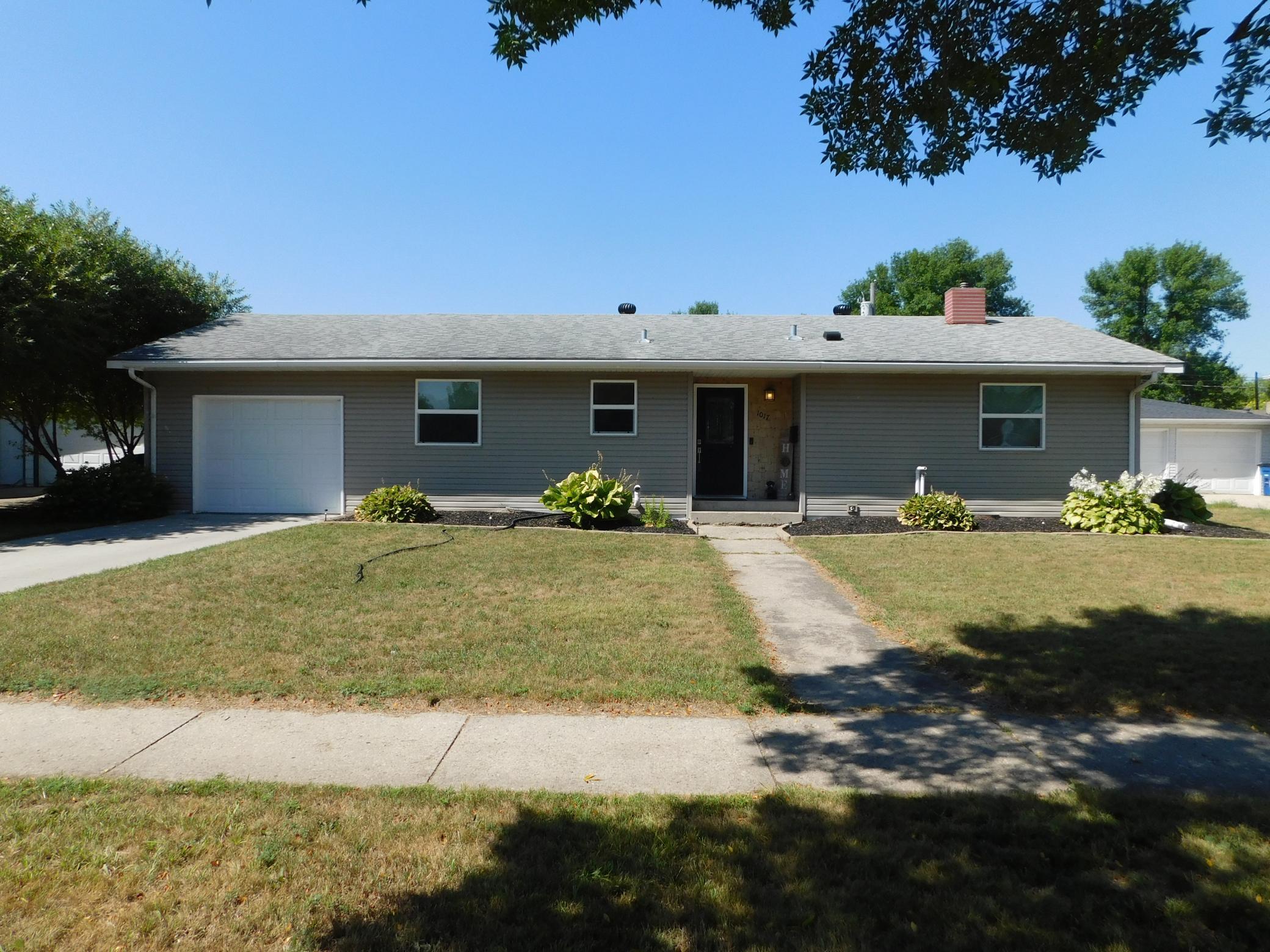 1960 single family home for sale at 1017 17th Street N in Moorhead, MN — 4 bed, 2 bath (photo 2 of 36)