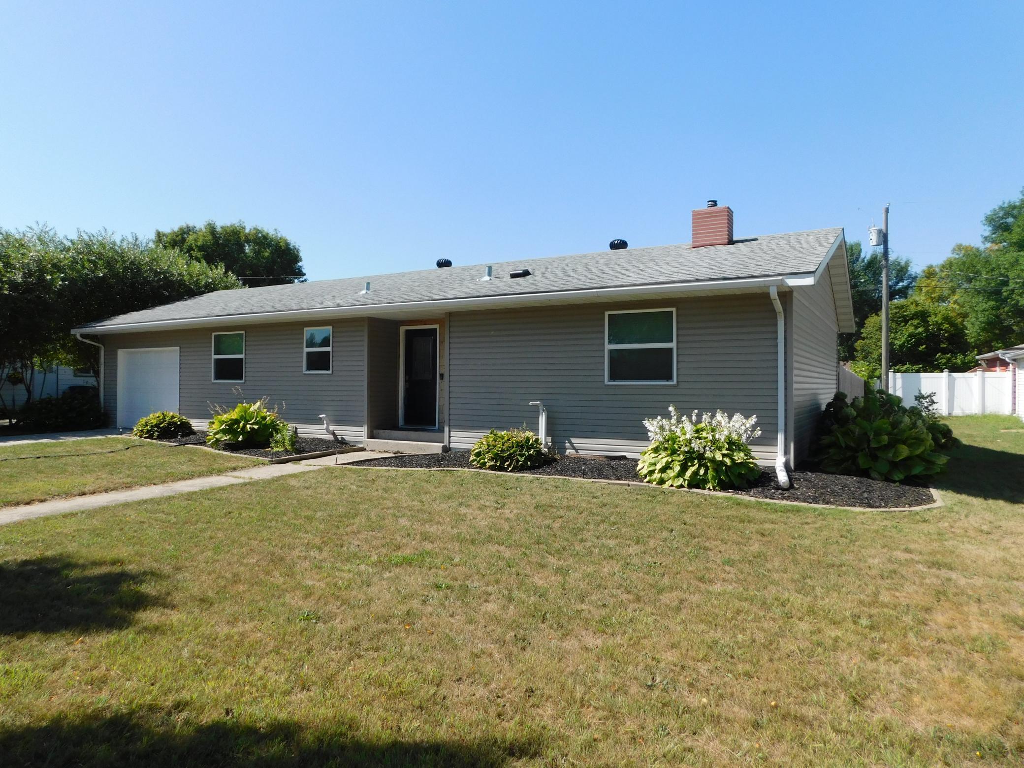 1960 single family home for sale at 1017 17th Street N in Moorhead, MN — 4 bed, 2 bath (photo 3 of 36)