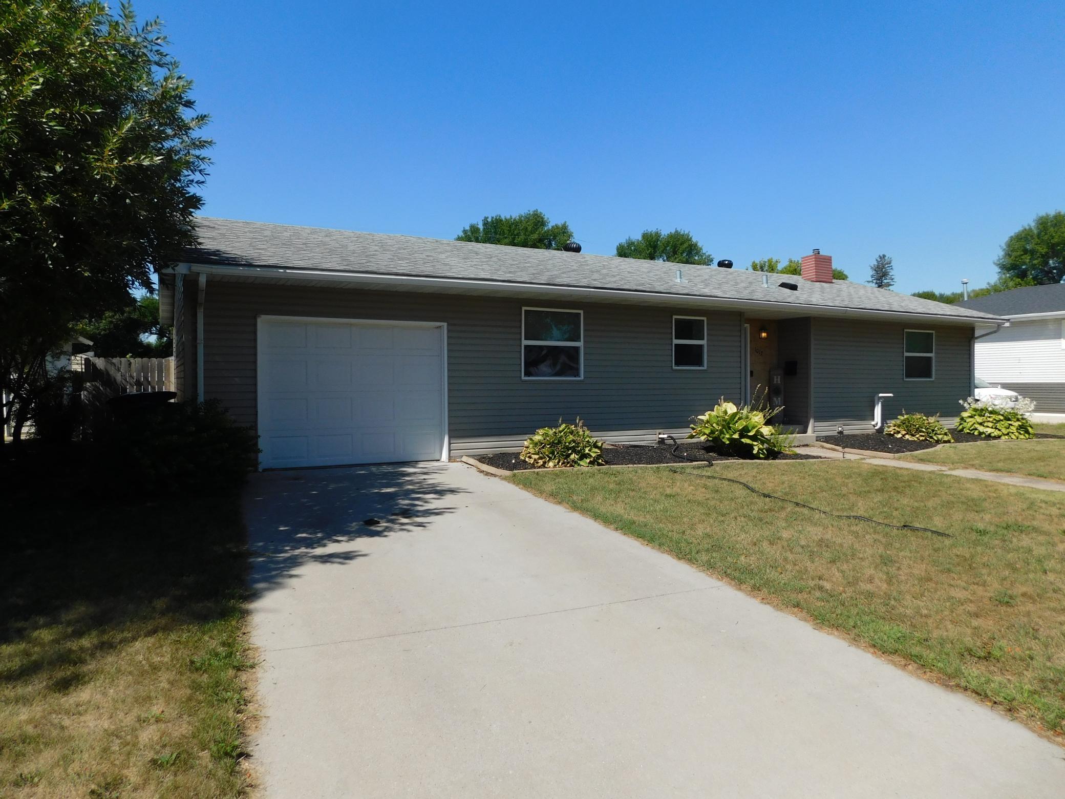 1960 single family home for sale at 1017 17th Street N in Moorhead, MN — 4 bed, 2 bath (photo 4 of 36)