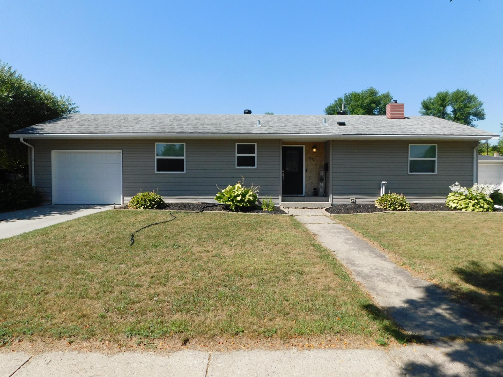 1960 single family home for sale at 1017 17th Street N in Moorhead, MN — 4 bed, 2 bath (photo 5 of 36)