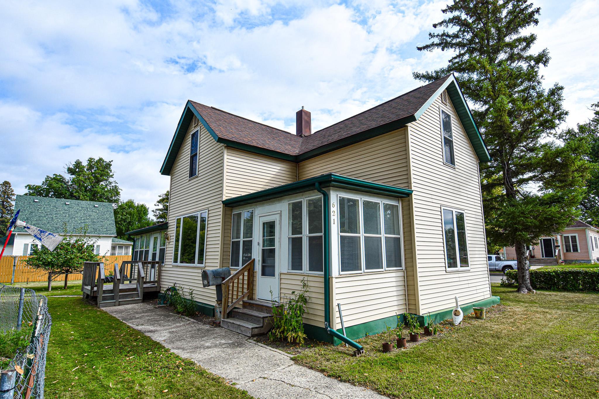 1900 single family home for sale at 621 1st Street E in Thief River Falls, MN — 3 bed, 2 bath (photo 2 of 39)