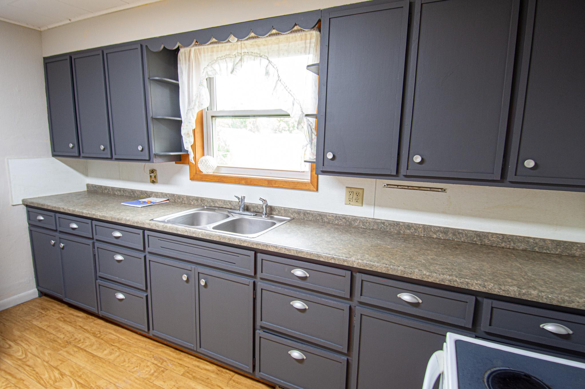 1900 single family home for sale at 621 1st Street E in Thief River Falls, MN — 3 bed, 2 bath (photo 13 of 39)