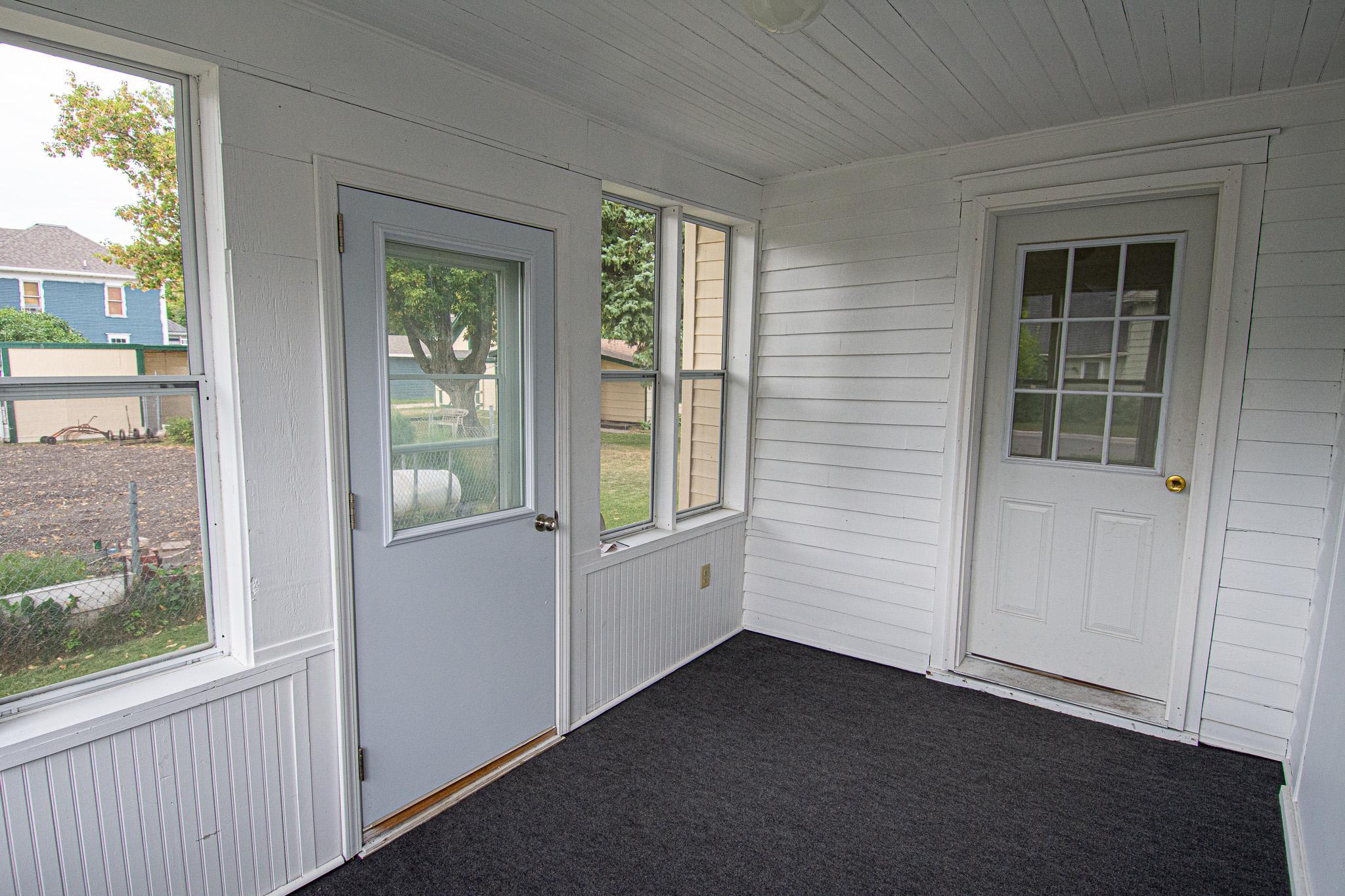 1900 single family home for sale at 621 1st Street E in Thief River Falls, MN — 3 bed, 2 bath (photo 3 of 39)