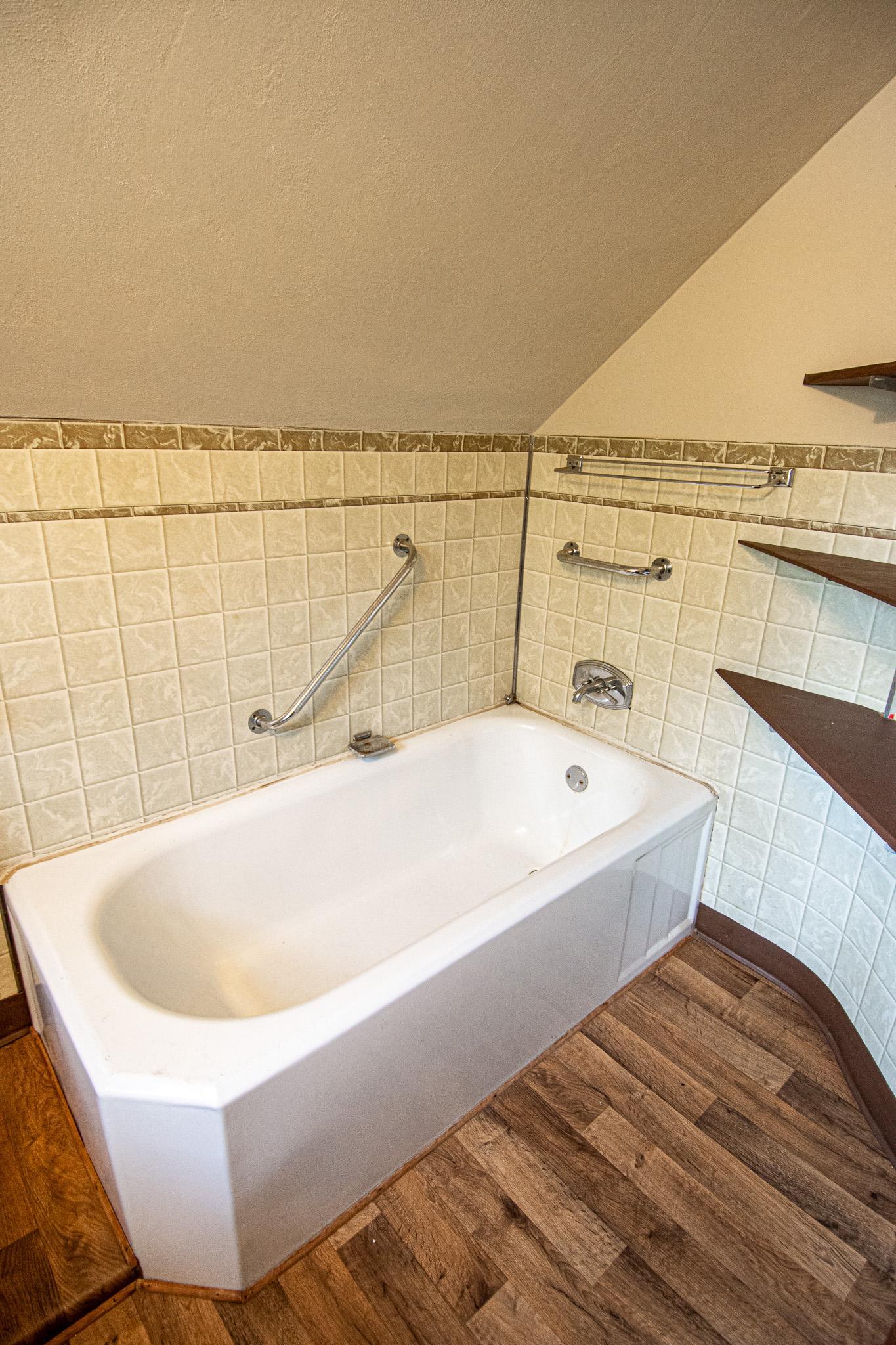 1900 single family home for sale at 621 1st Street E in Thief River Falls, MN — 3 bed, 2 bath (photo 25 of 39)