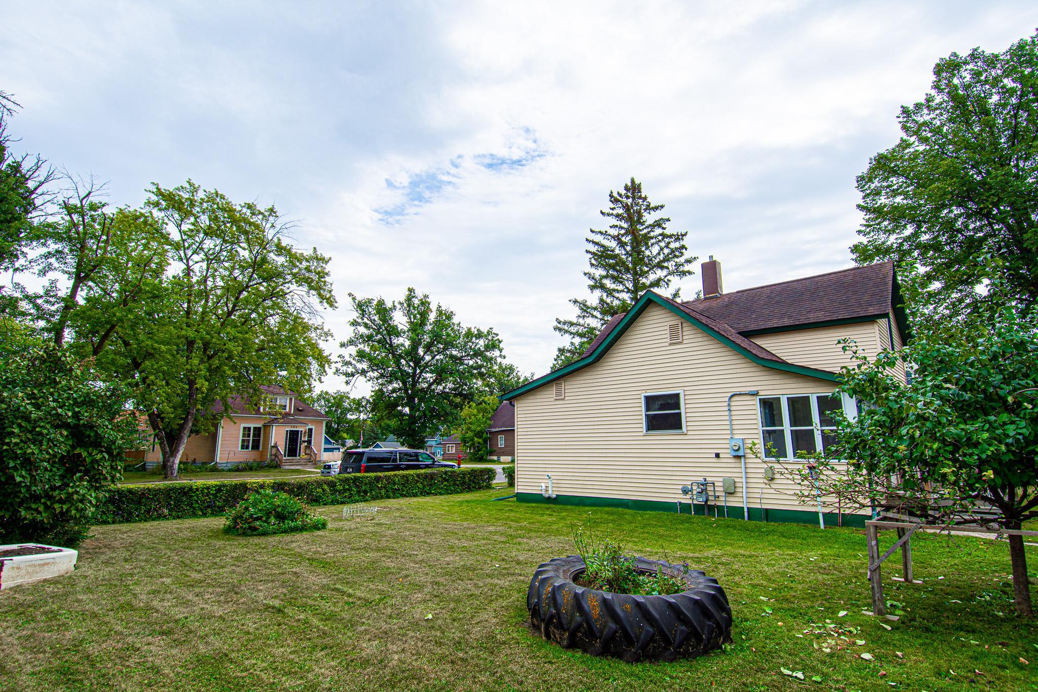 1900 single family home for sale at 621 1st Street E in Thief River Falls, MN — 3 bed, 2 bath (photo 29 of 39)