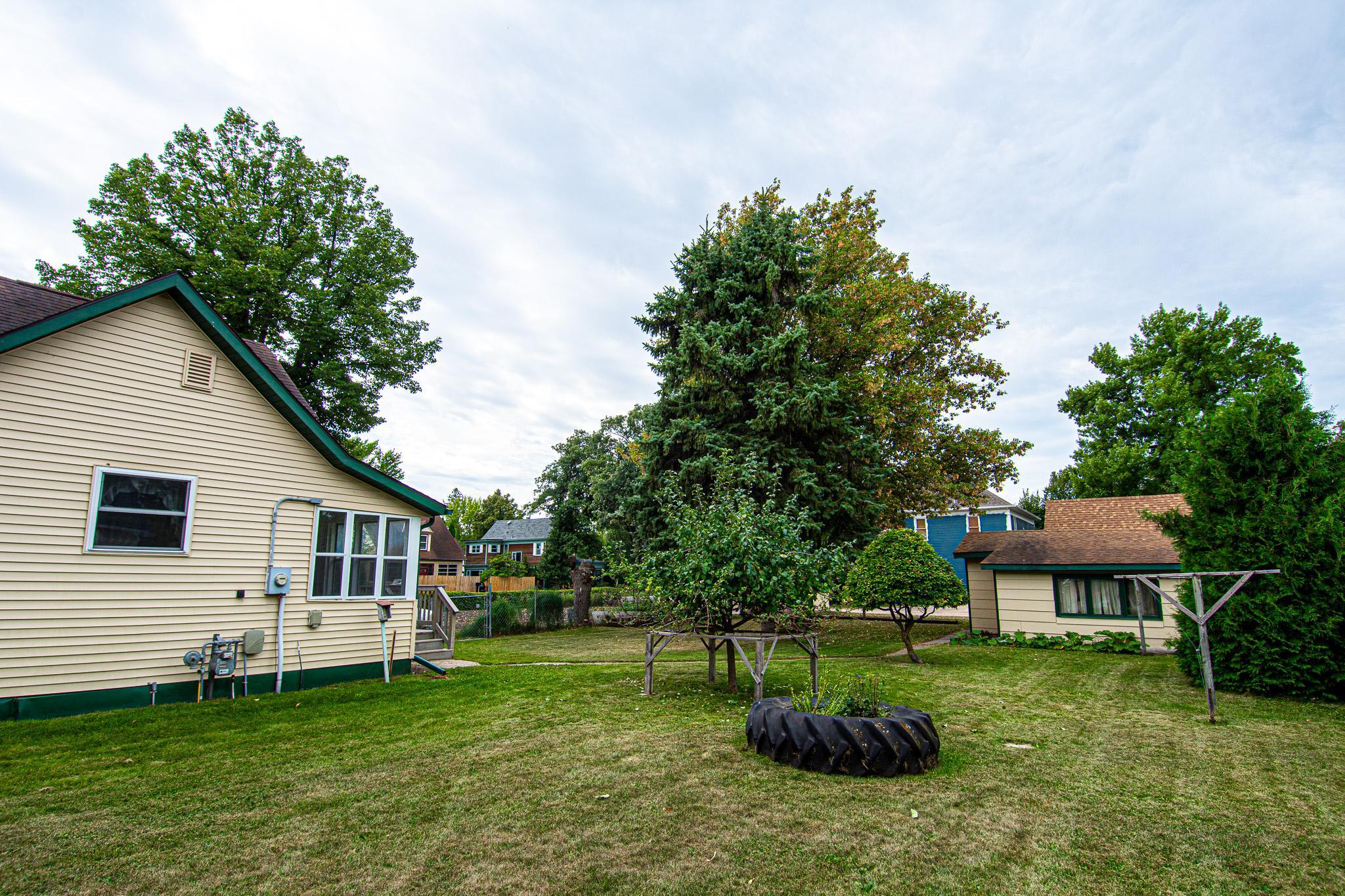 1900 single family home for sale at 621 1st Street E in Thief River Falls, MN — 3 bed, 2 bath (photo 30 of 39)