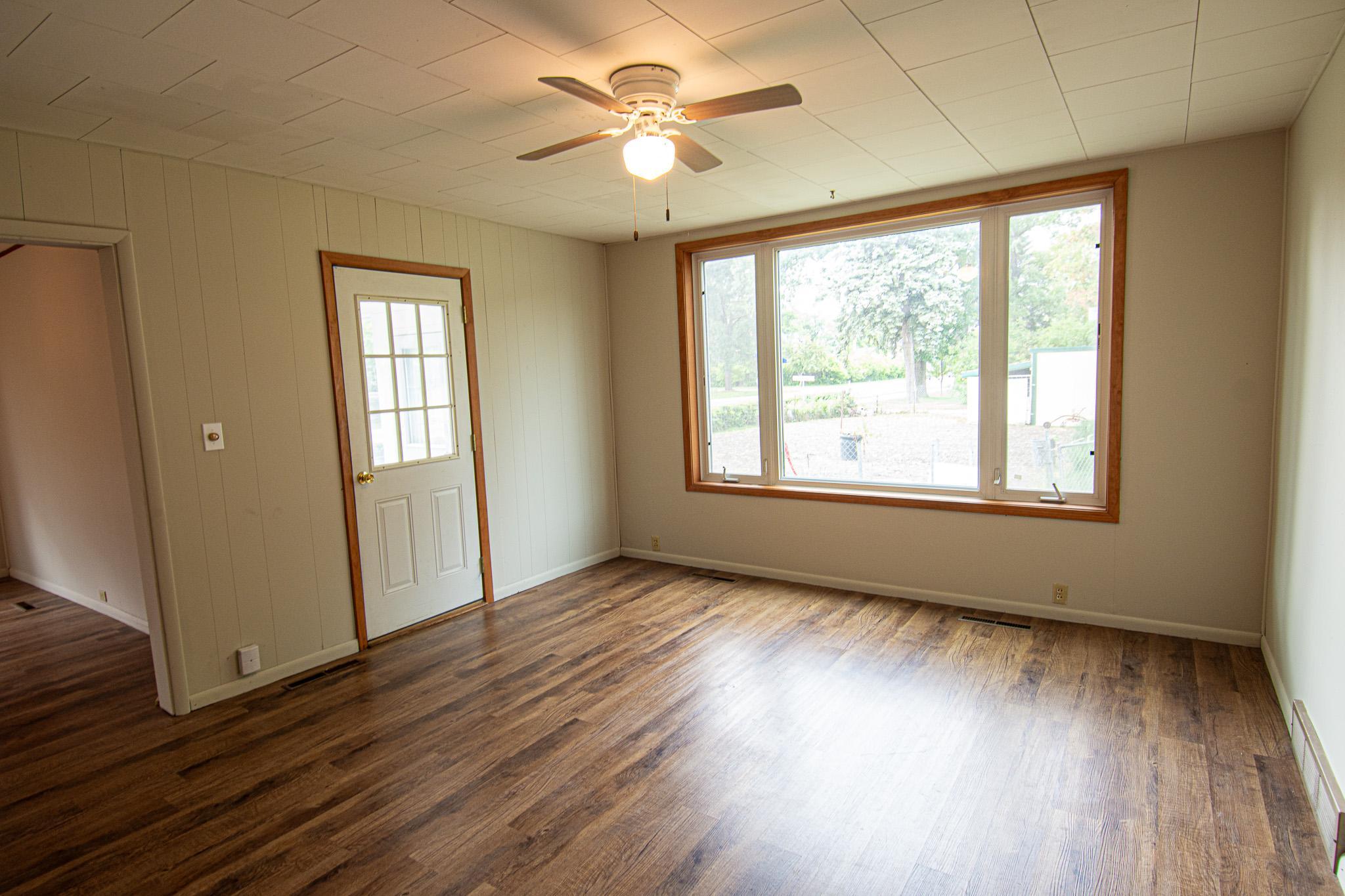 1900 single family home for sale at 621 1st Street E in Thief River Falls, MN — 3 bed, 2 bath (photo 4 of 39)
