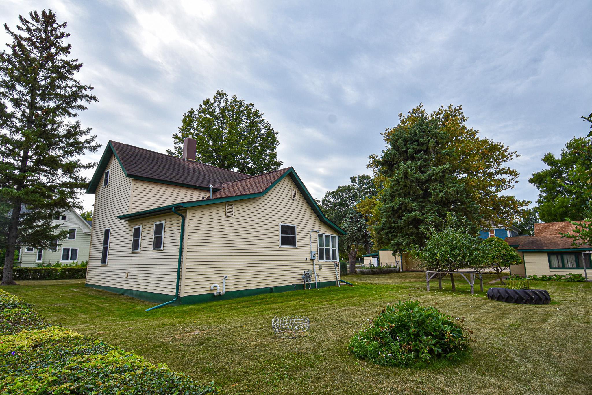1900 single family home for sale at 621 1st Street E in Thief River Falls, MN — 3 bed, 2 bath (photo 31 of 39)