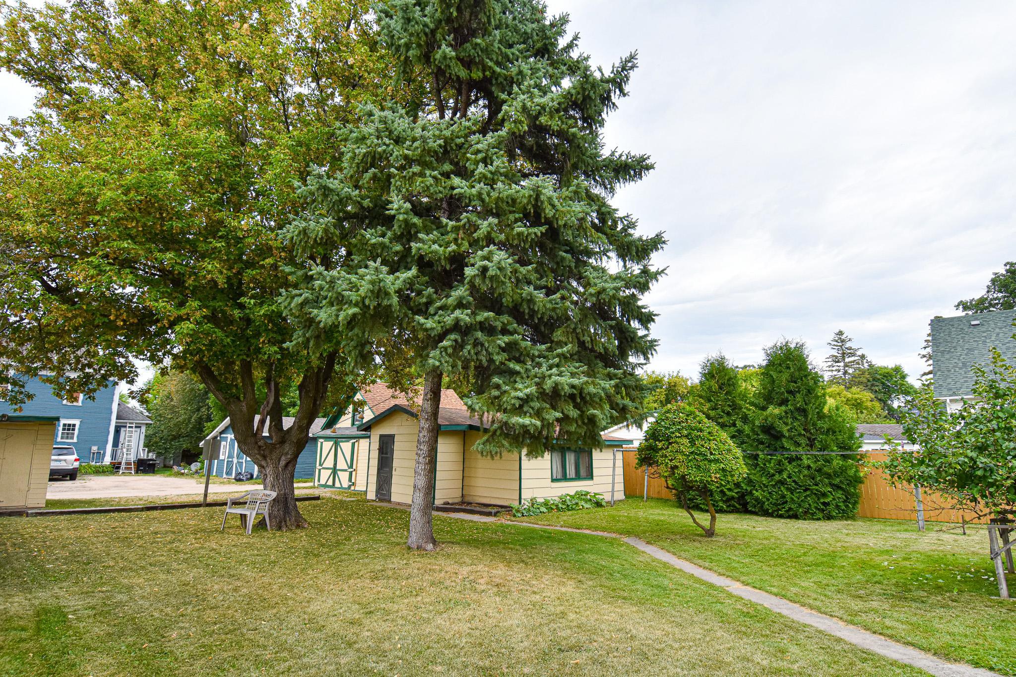 1900 single family home for sale at 621 1st Street E in Thief River Falls, MN — 3 bed, 2 bath (photo 32 of 39)