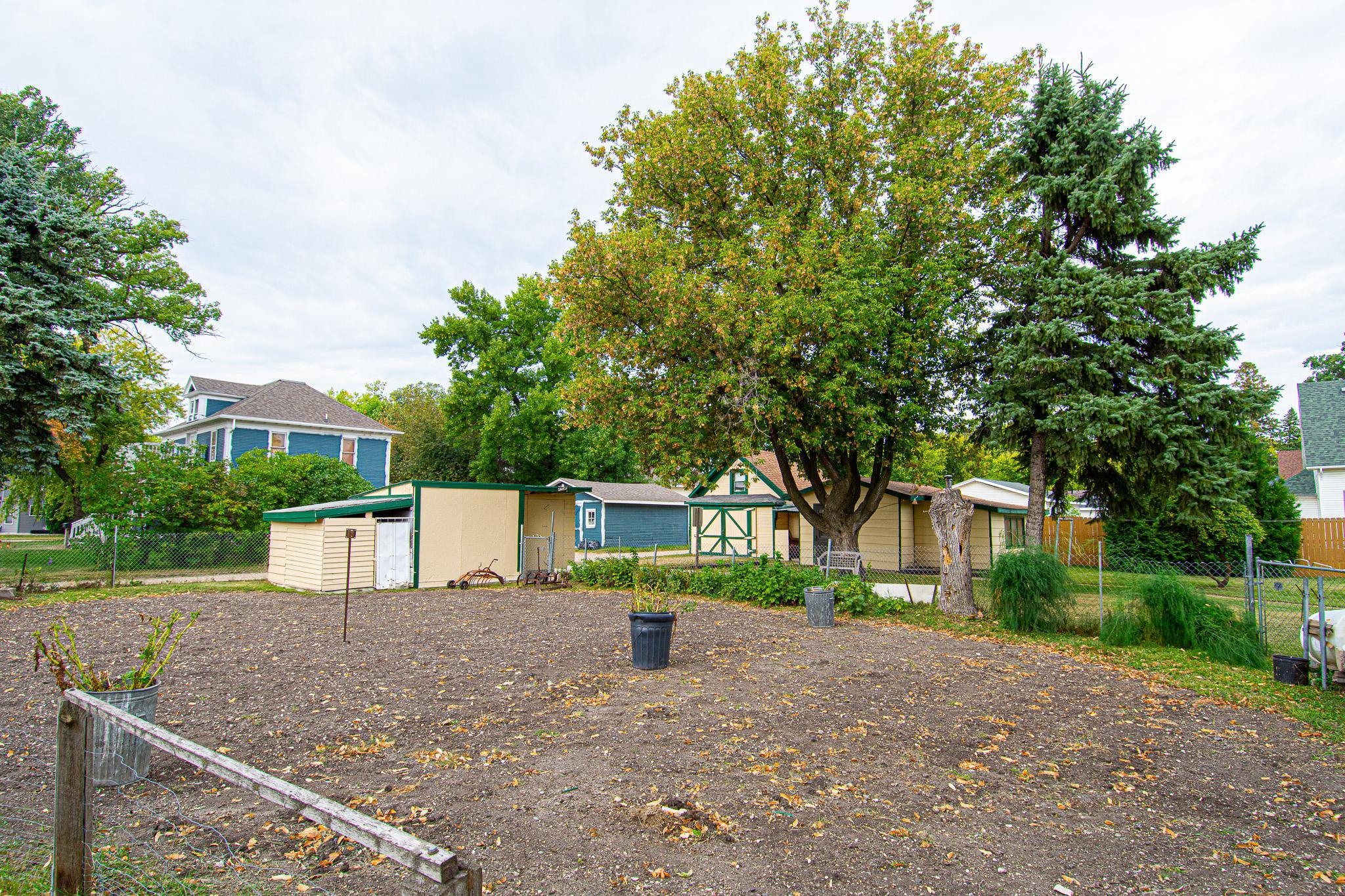 1900 single family home for sale at 621 1st Street E in Thief River Falls, MN — 3 bed, 2 bath (photo 33 of 39)