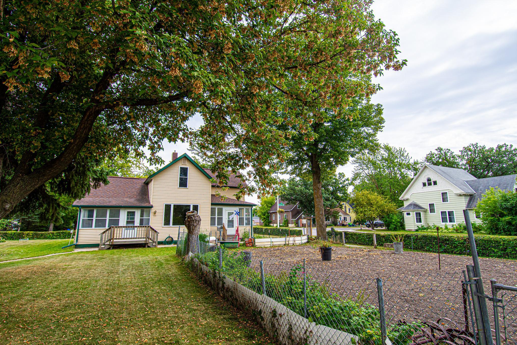 1900 single family home for sale at 621 1st Street E in Thief River Falls, MN — 3 bed, 2 bath (photo 35 of 39)