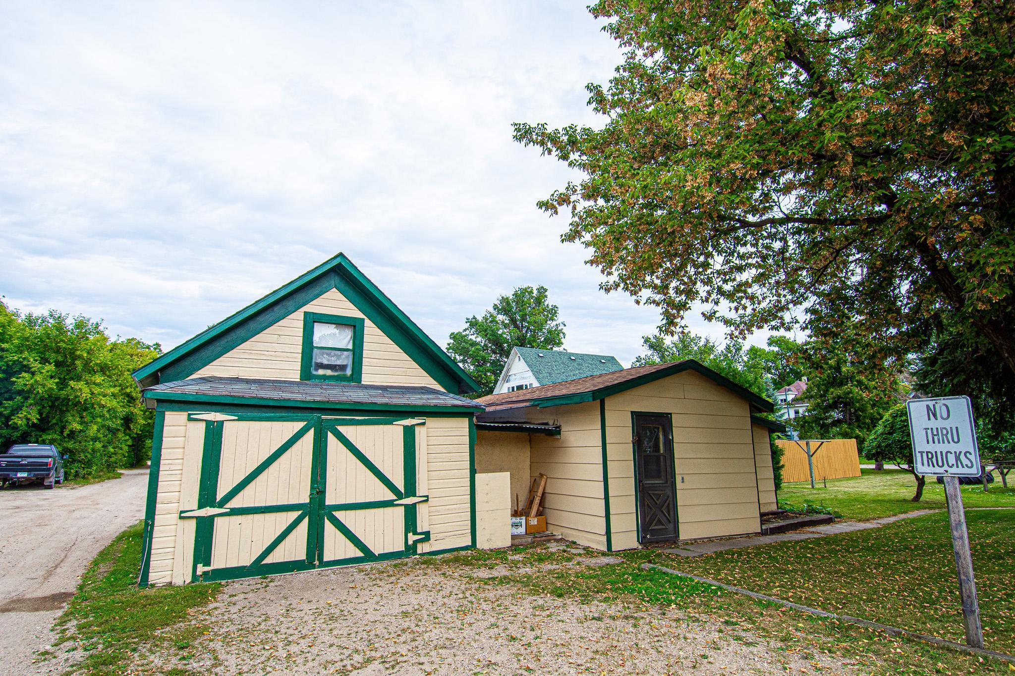 1900 single family home for sale at 621 1st Street E in Thief River Falls, MN — 3 bed, 2 bath (photo 36 of 39)
