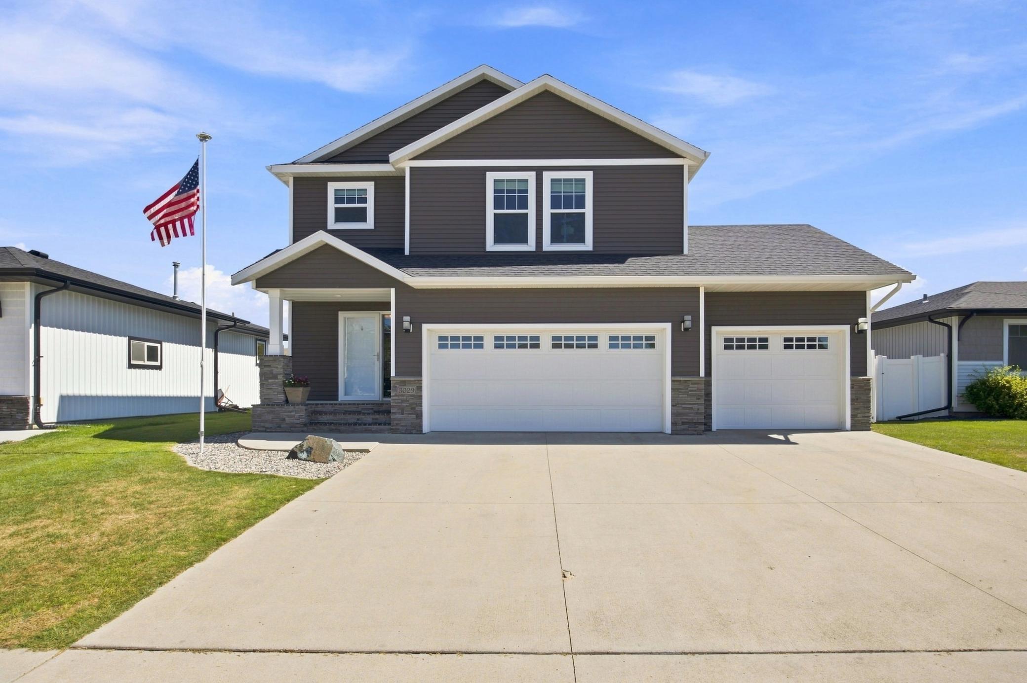 2013 single family home for sale at 3029 2nd Street E in West Fargo, ND — 5 bed, 4 bath (photo 1 of 37)