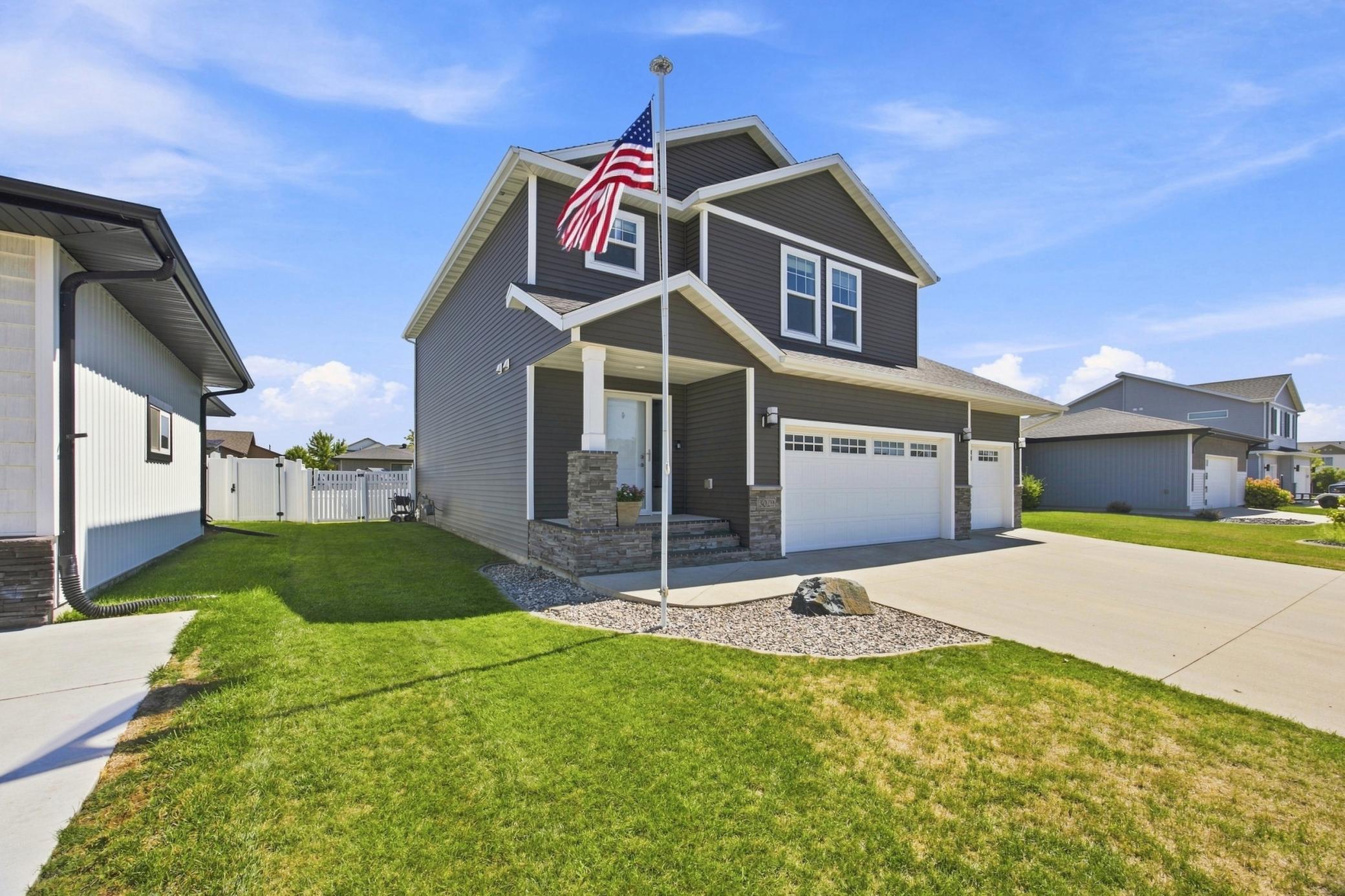 2013 single family home for sale at 3029 2nd Street E in West Fargo, ND — 5 bed, 4 bath (photo 2 of 37)