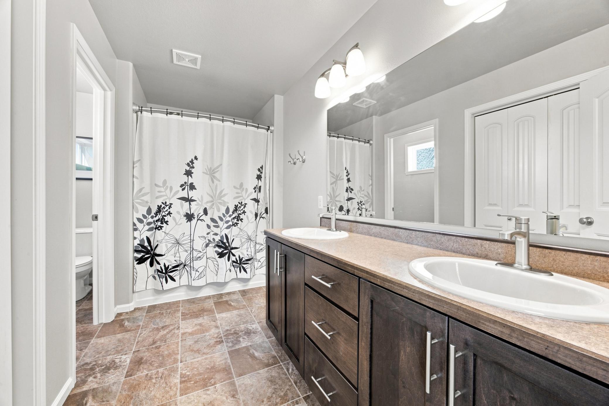 2013 single family home for sale at 3029 2nd Street E in West Fargo, ND — 5 bed, 4 bath (photo 15 of 37)