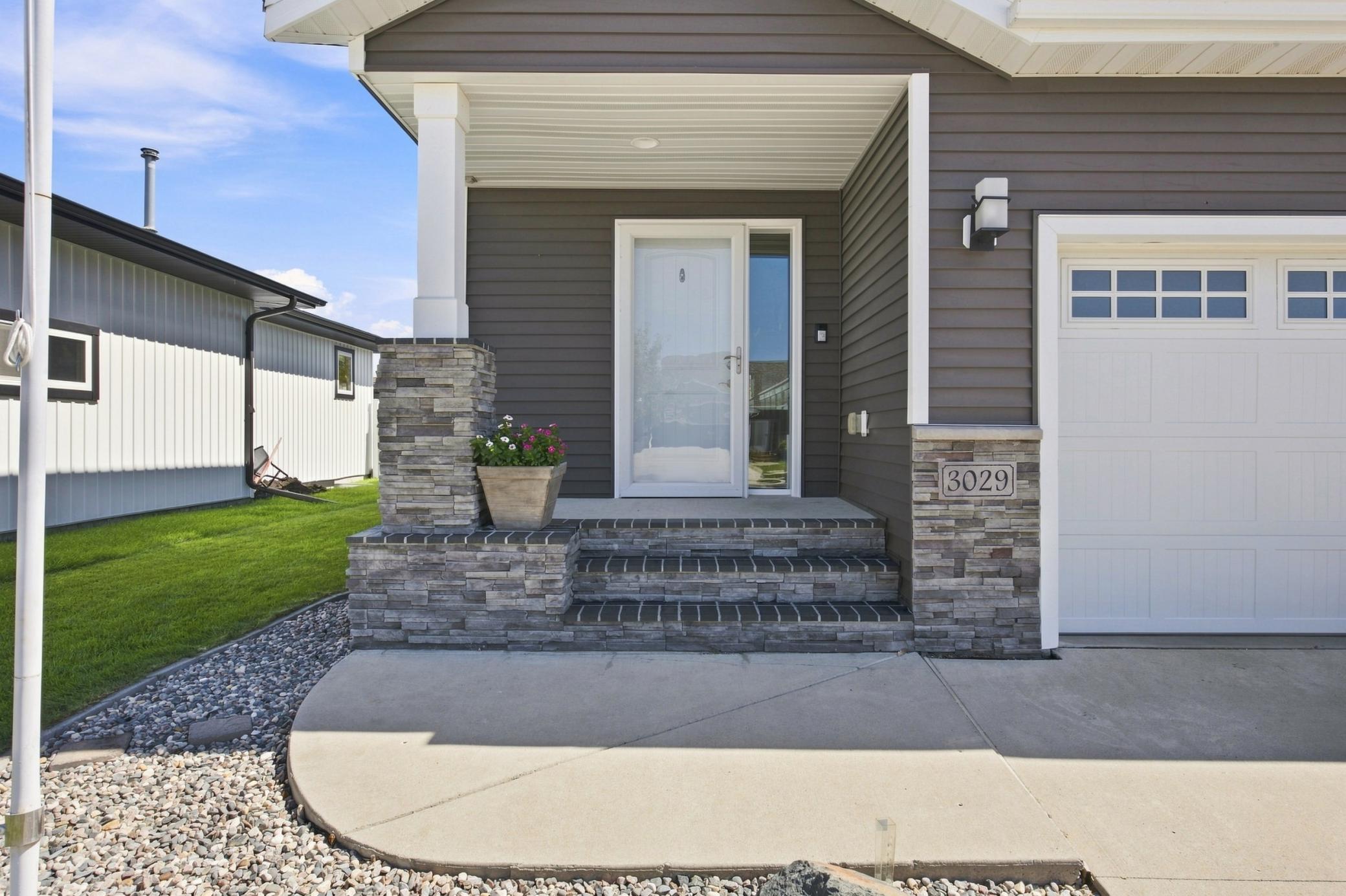 2013 single family home for sale at 3029 2nd Street E in West Fargo, ND — 5 bed, 4 bath (photo 3 of 37)
