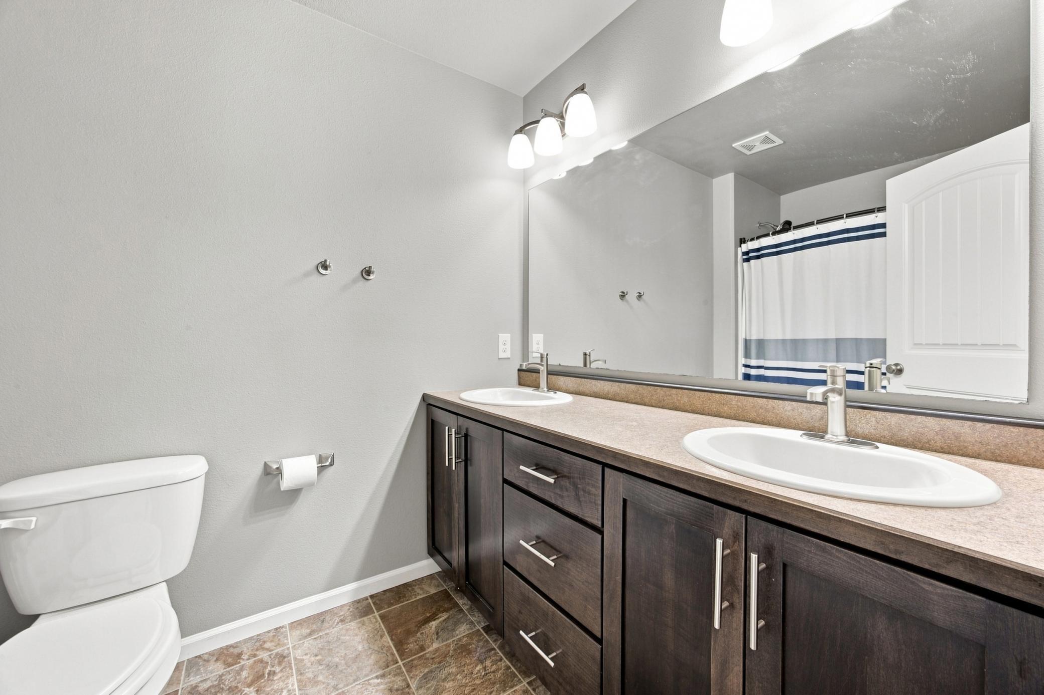 2013 single family home for sale at 3029 2nd Street E in West Fargo, ND — 5 bed, 4 bath (photo 23 of 37)