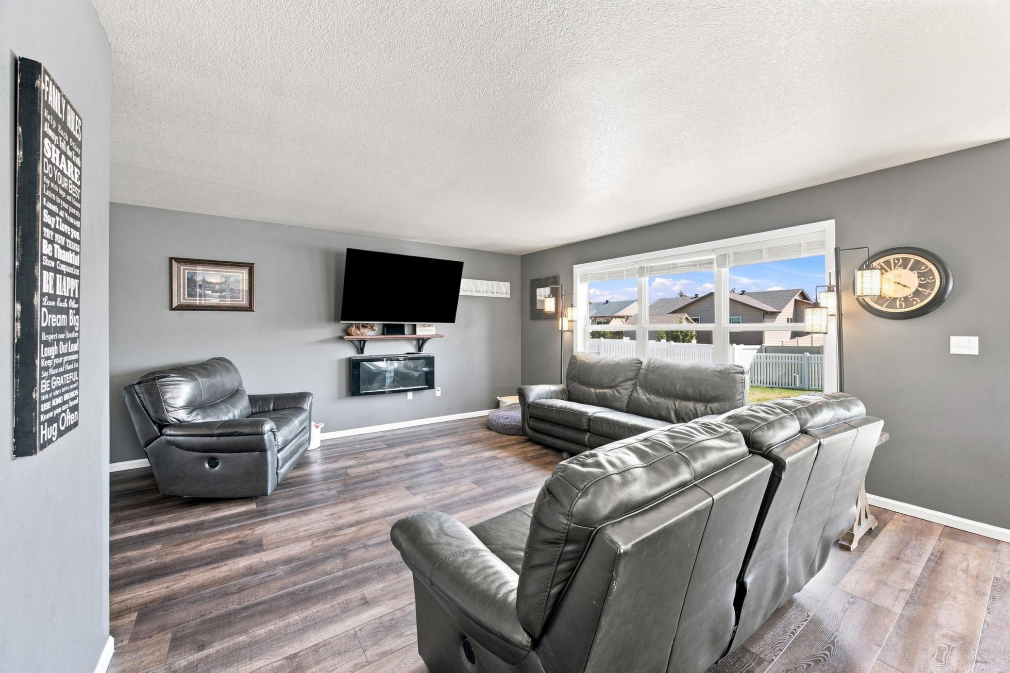 2013 single family home for sale at 3029 2nd Street E in West Fargo, ND — 5 bed, 4 bath (photo 5 of 37)