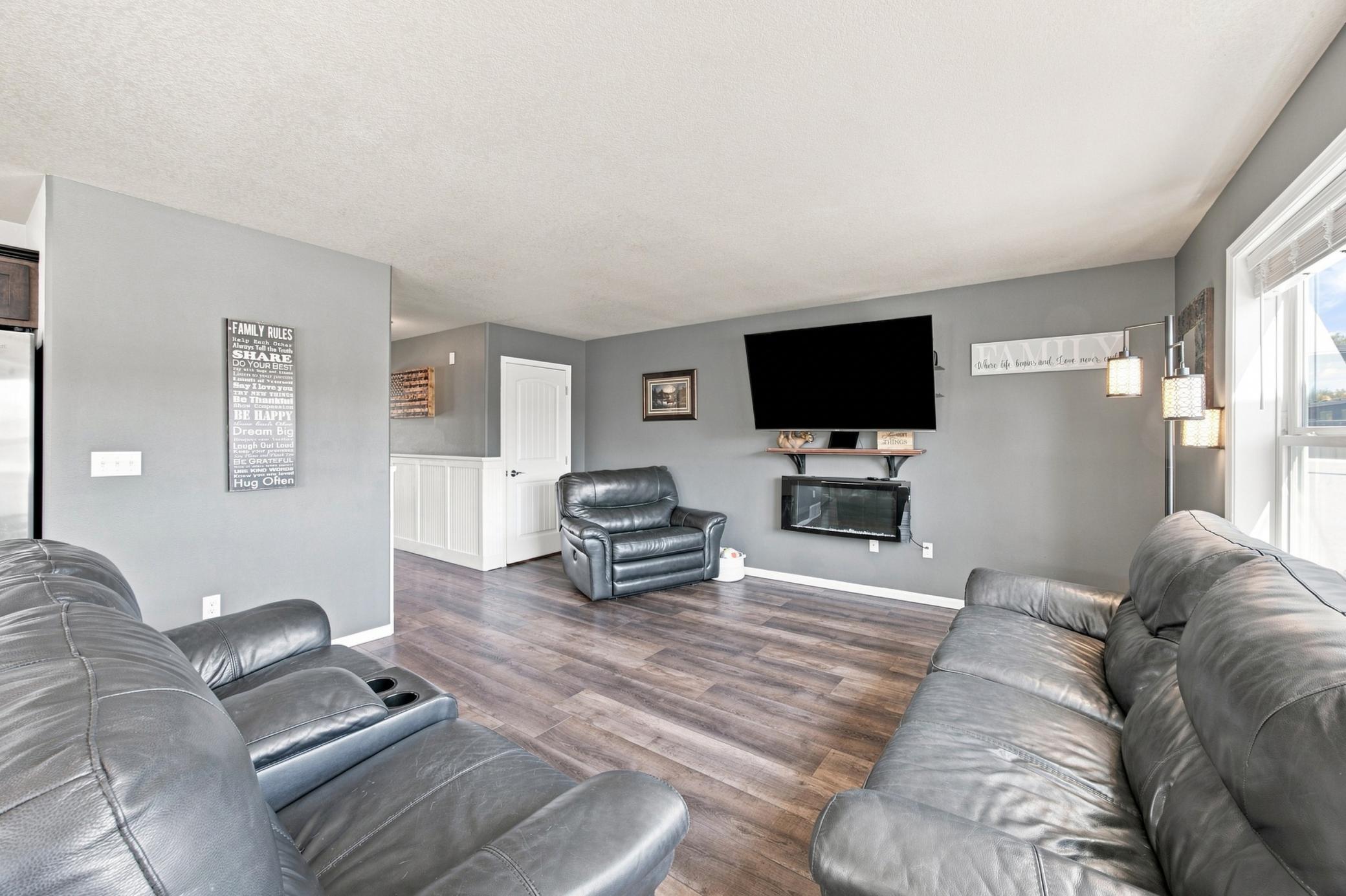 2013 single family home for sale at 3029 2nd Street E in West Fargo, ND — 5 bed, 4 bath (photo 6 of 37)