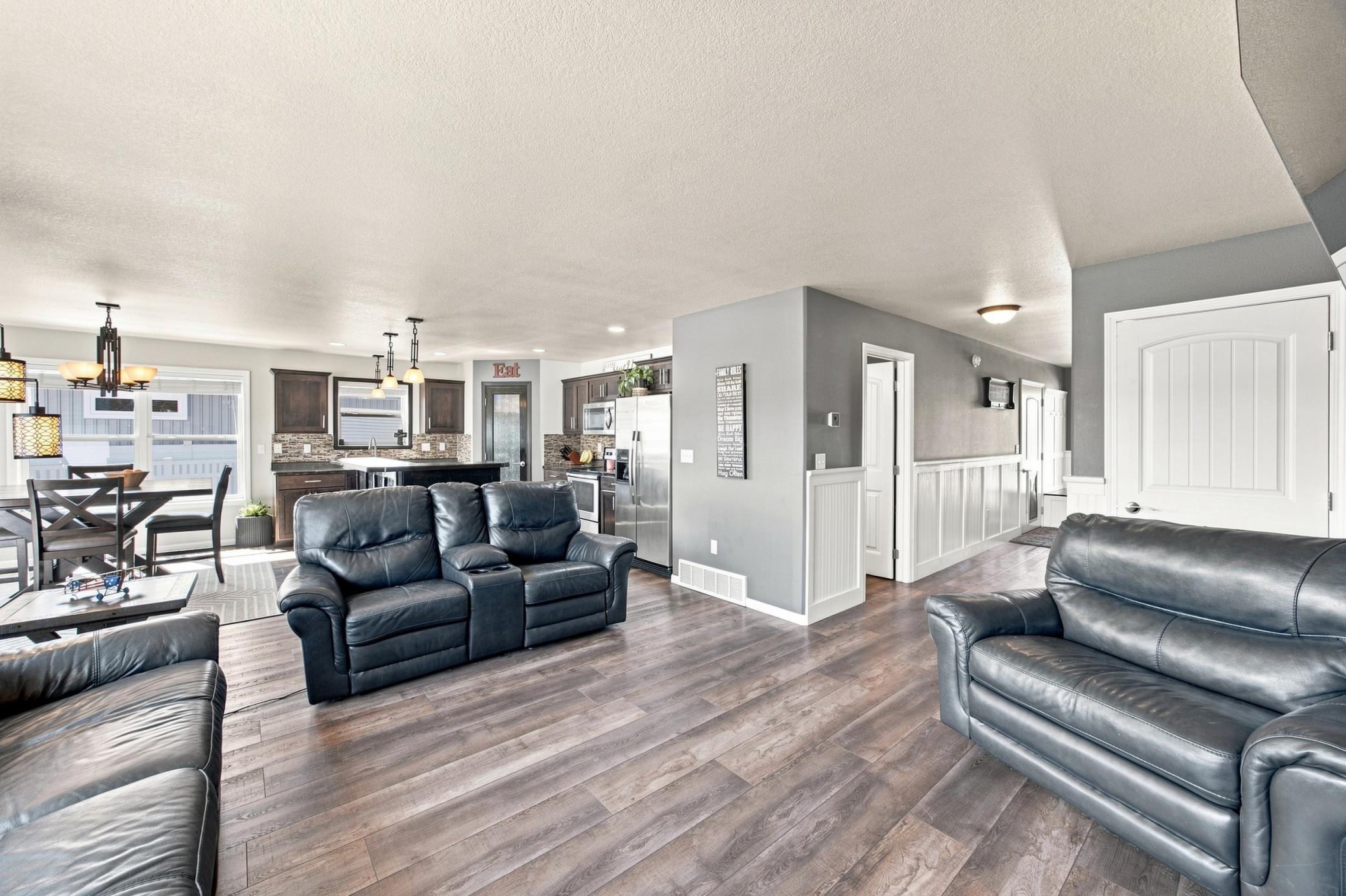 2013 single family home for sale at 3029 2nd Street E in West Fargo, ND — 5 bed, 4 bath (photo 7 of 37)