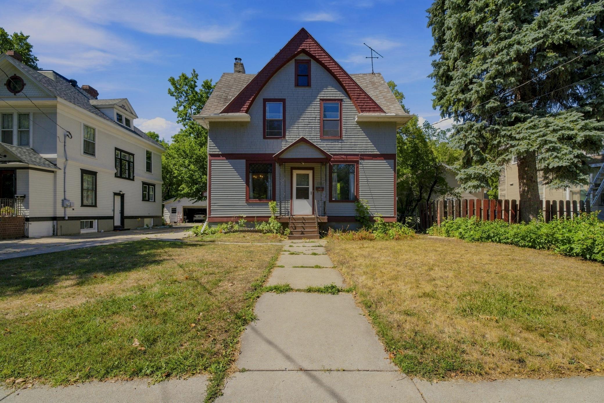 1899 single family home for sale at 1028 7th Street N in Fargo, ND — 4 bed, 3 bath (photo 2 of 59)