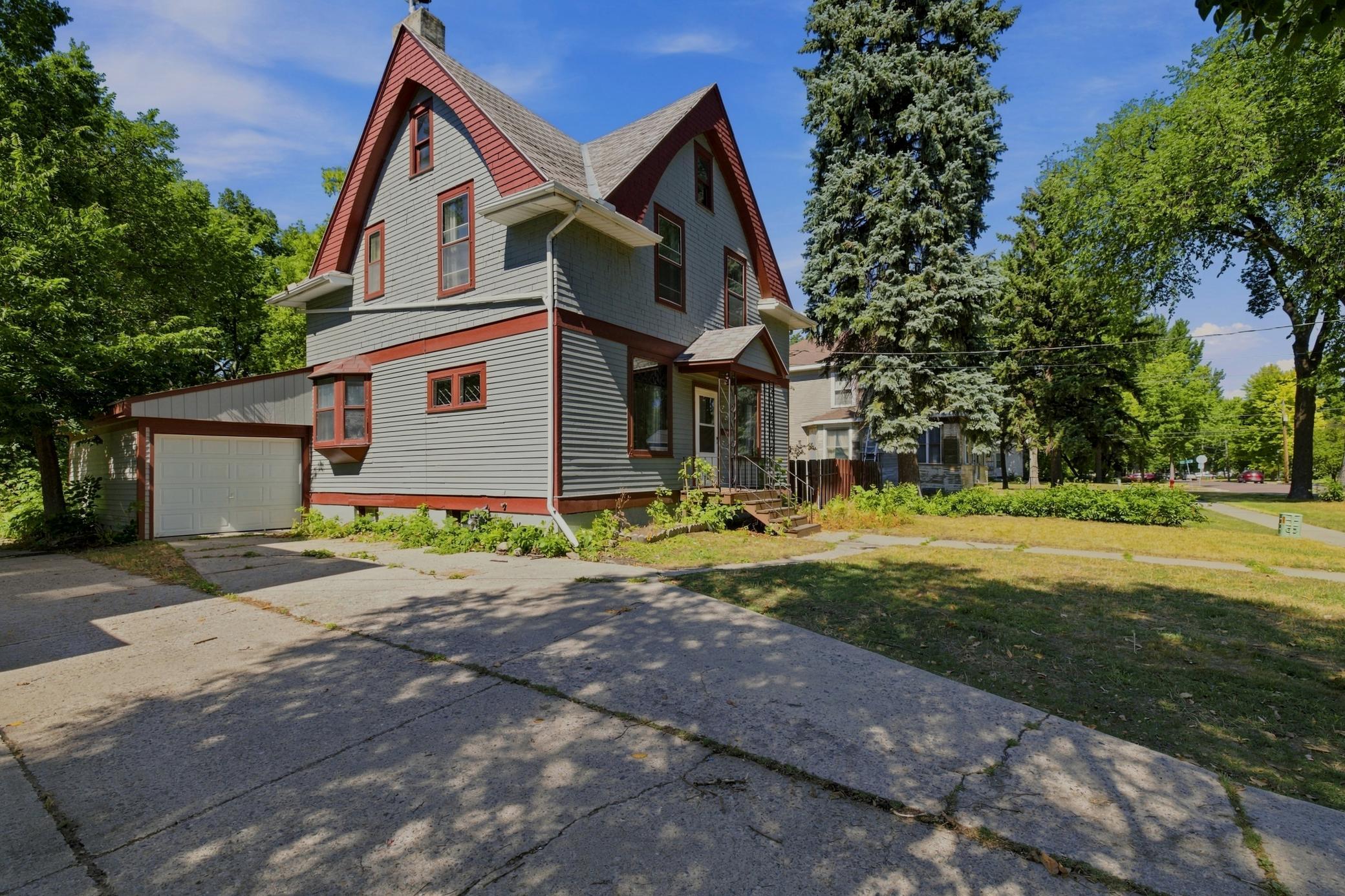 1899 single family home for sale at 1028 7th Street N in Fargo, ND — 4 bed, 3 bath (photo 4 of 59)