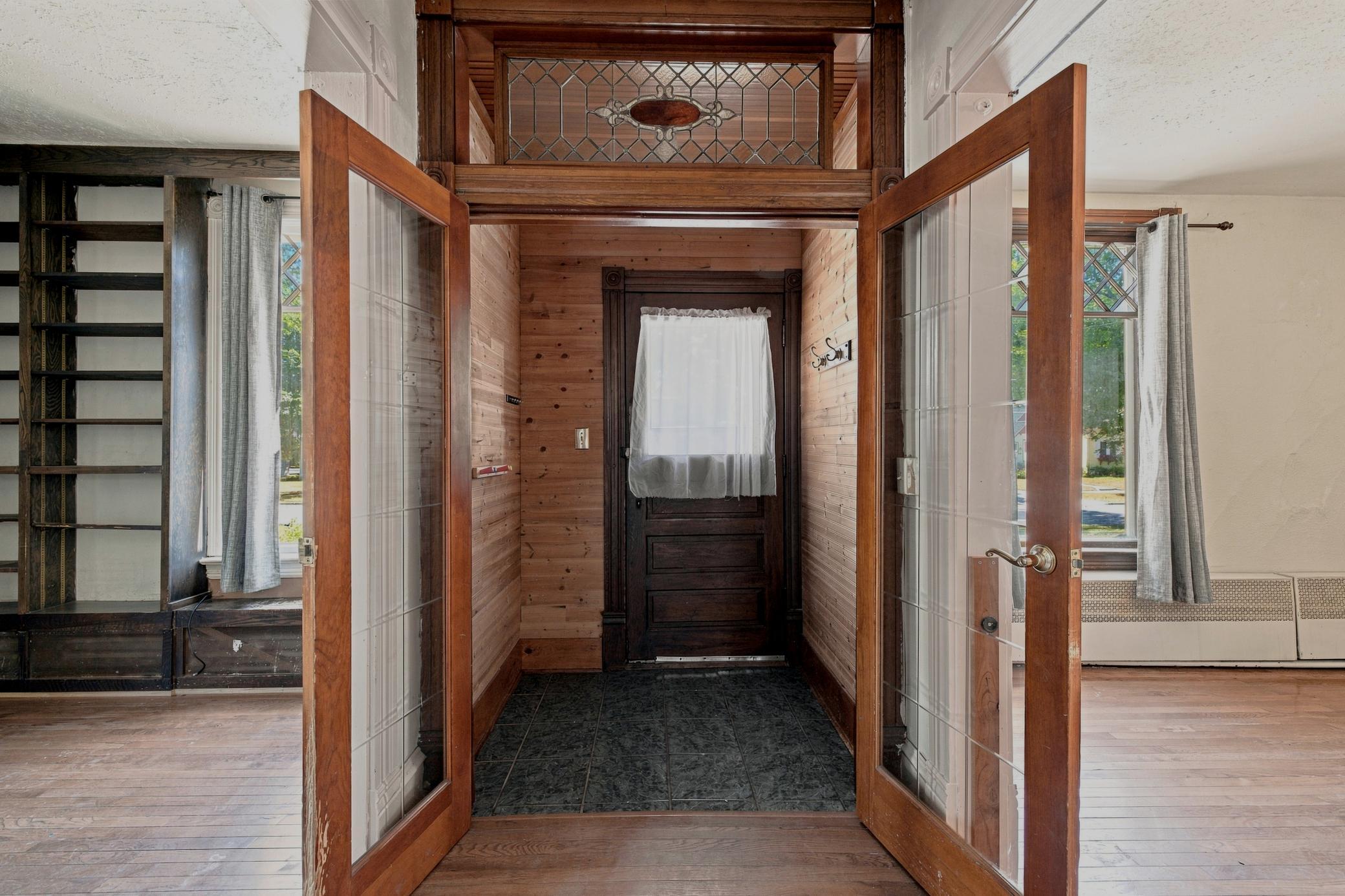 1899 single family home for sale at 1028 7th Street N in Fargo, ND — 4 bed, 3 bath (photo 6 of 59)