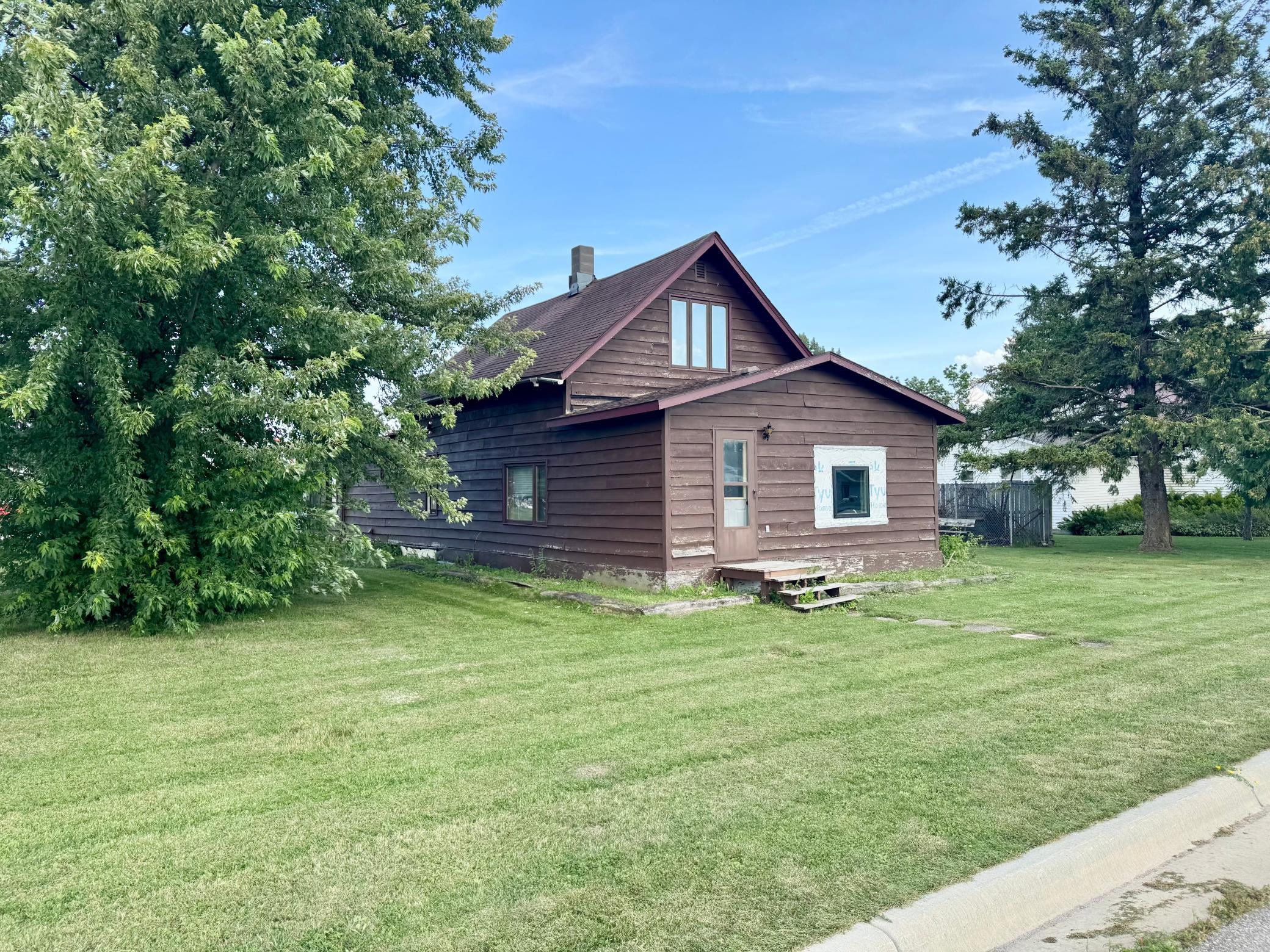 1989 single family home for sale at 102 5th Avenue SE in Baudette, MN — 3 bed, 2 bath