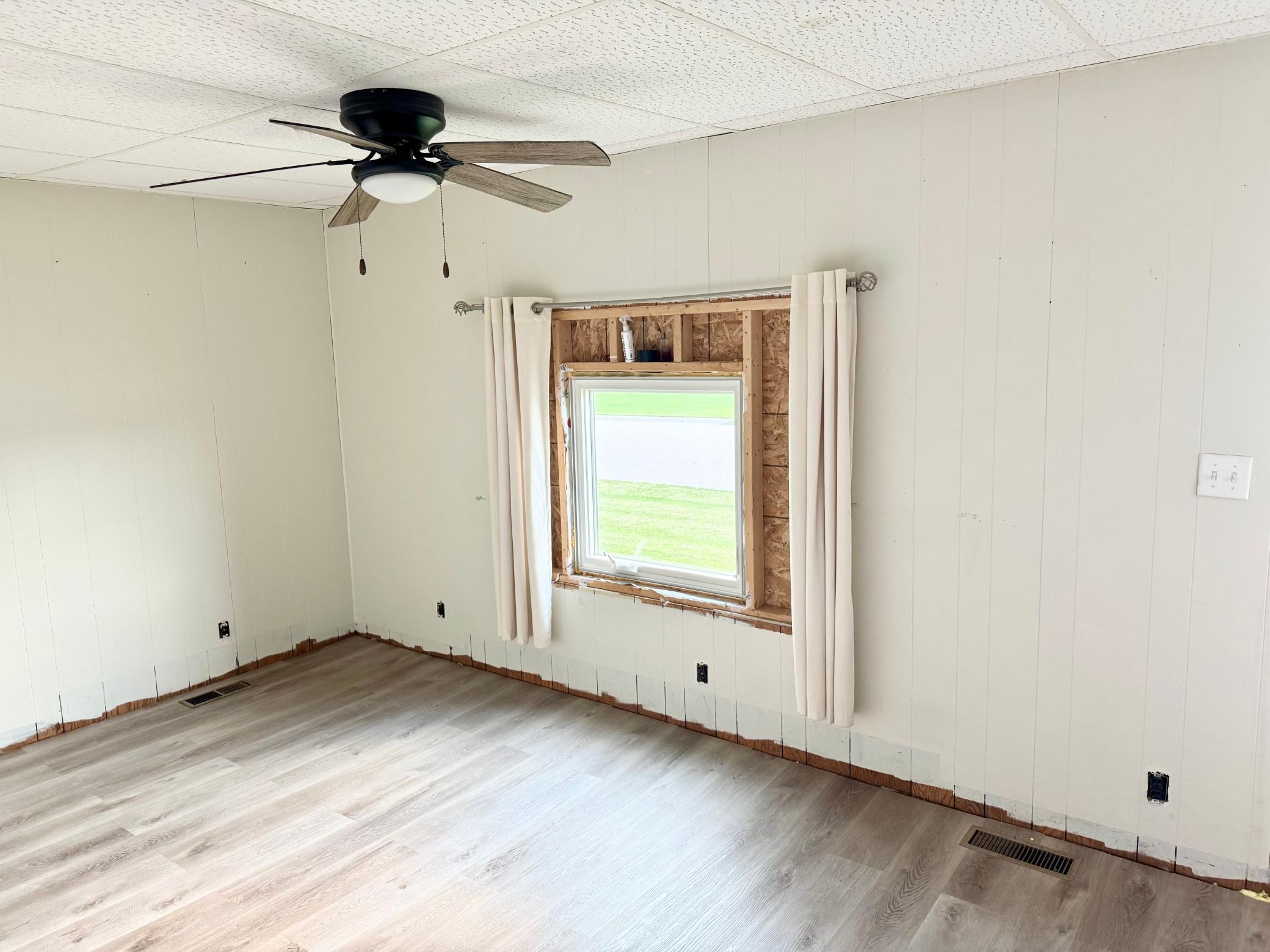 1989 single family home for sale at 102 5th Avenue SE in Baudette, MN — 3 bed, 2 bath (photo 16 of 19)