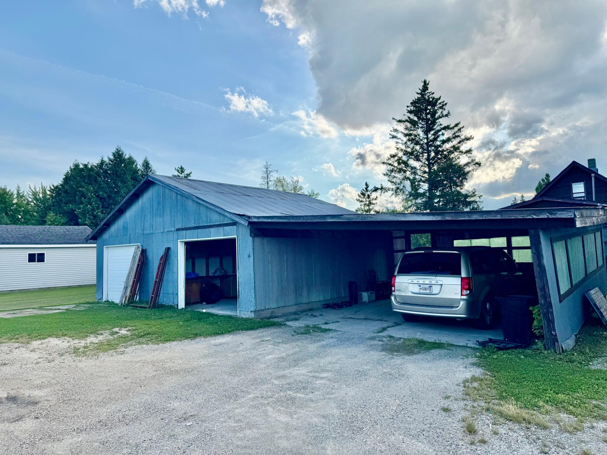 1989 single family home for sale at 102 5th Avenue SE in Baudette, MN — 3 bed, 2 bath (photo 3 of 19)