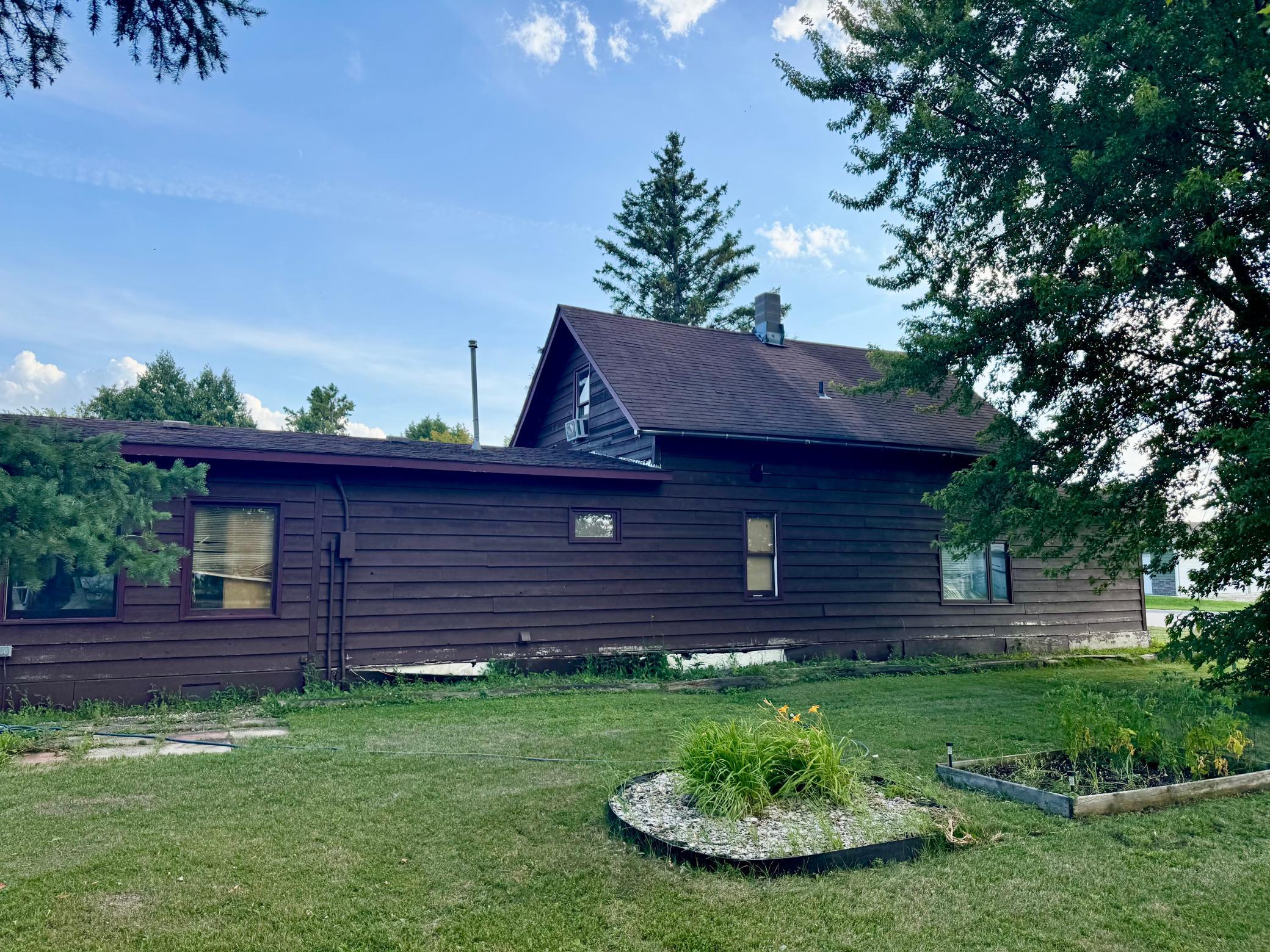 1989 single family home for sale at 102 5th Avenue SE in Baudette, MN — 3 bed, 2 bath (photo 4 of 19)