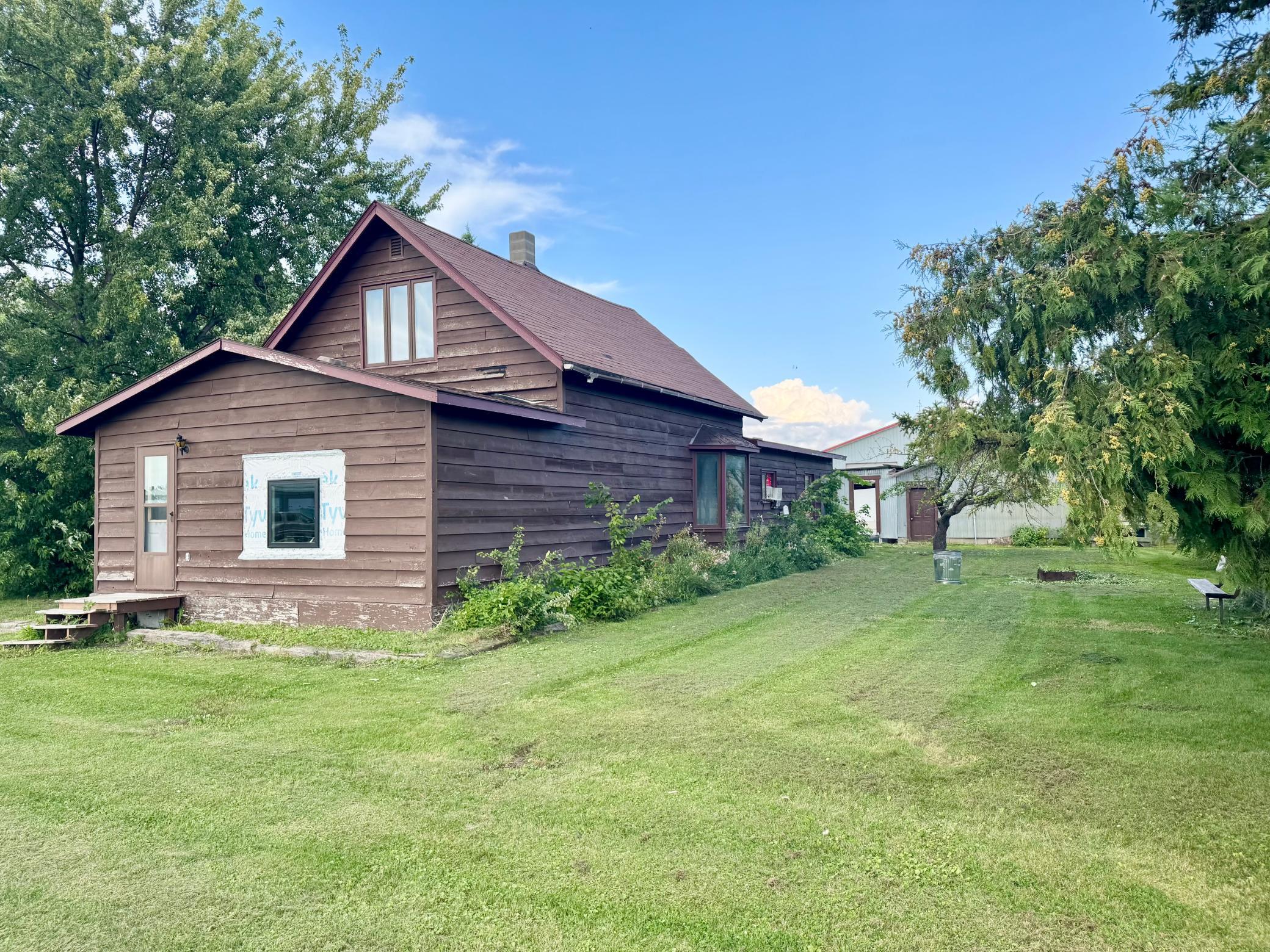 1989 single family home for sale at 102 5th Avenue SE in Baudette, MN — 3 bed, 2 bath (photo 5 of 19)