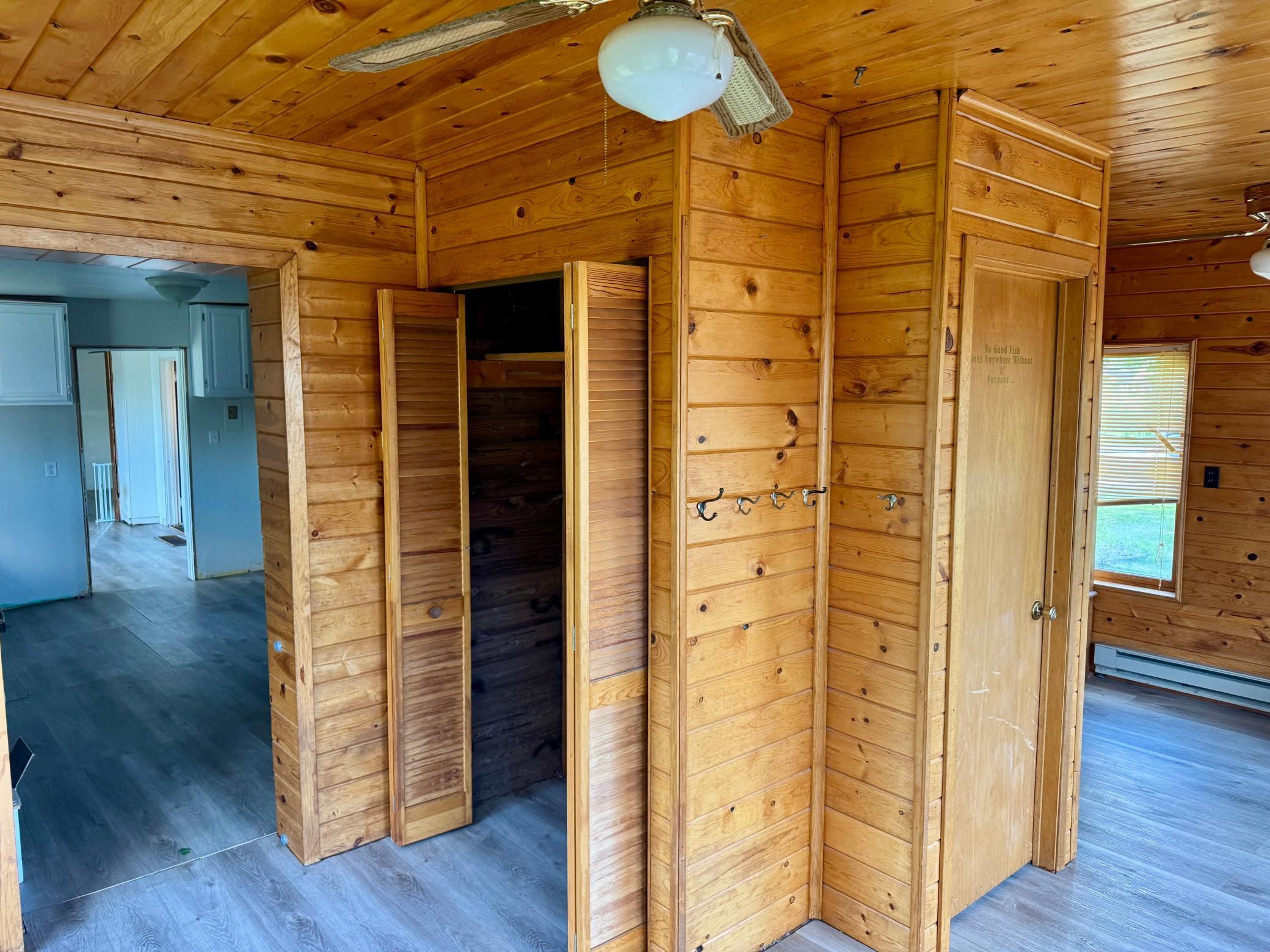 1989 single family home for sale at 102 5th Avenue SE in Baudette, MN — 3 bed, 2 bath (photo 6 of 19)