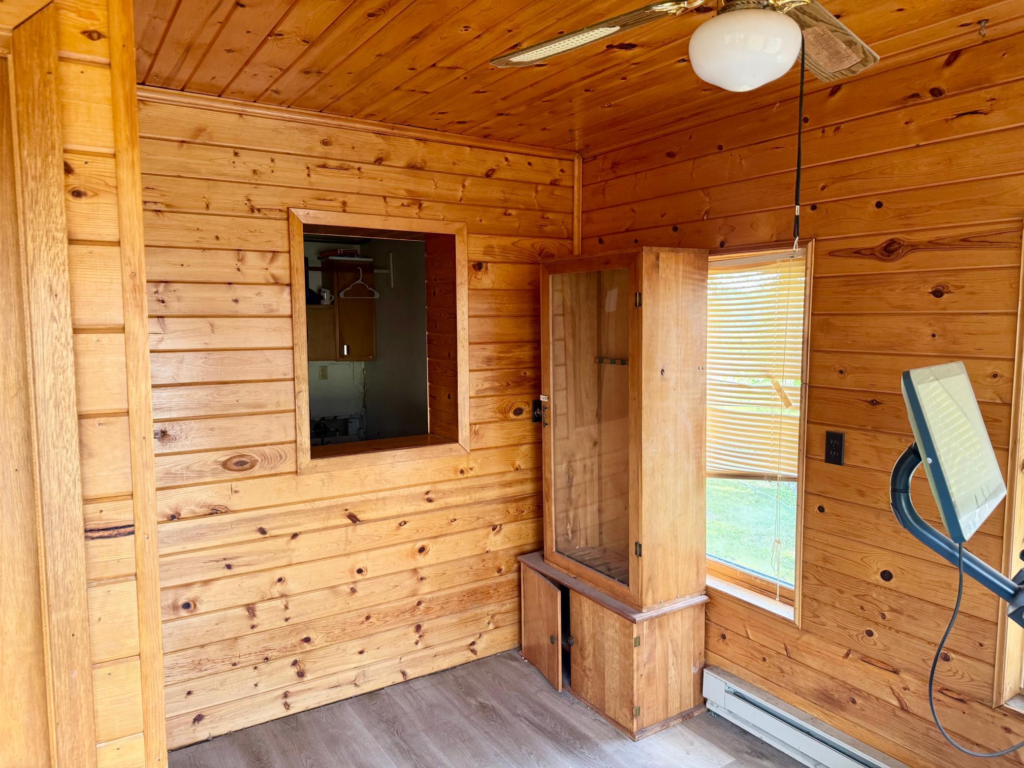 1989 single family home for sale at 102 5th Avenue SE in Baudette, MN — 3 bed, 2 bath (photo 7 of 19)