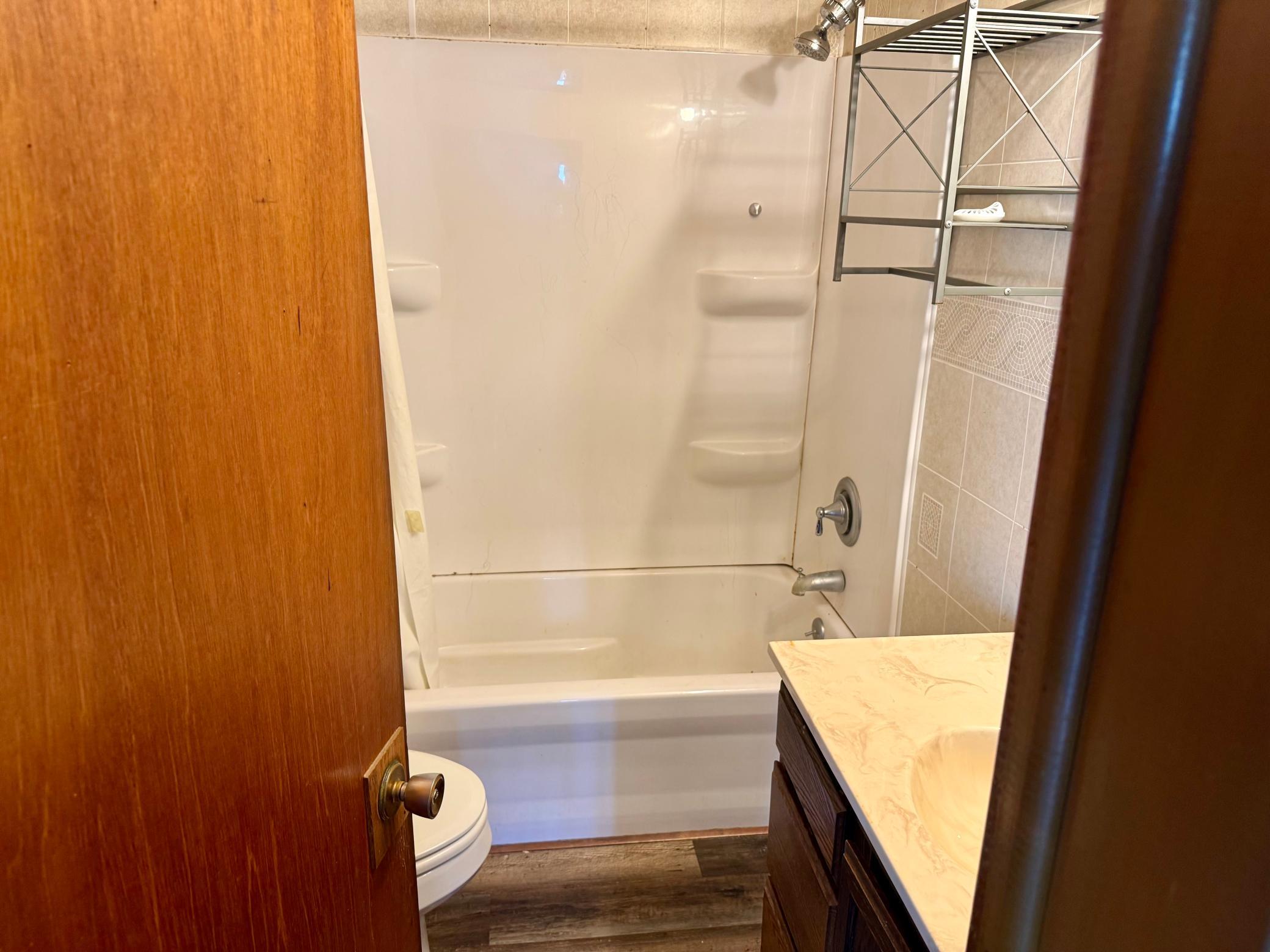 1989 single family home for sale at 102 5th Avenue SE in Baudette, MN — 3 bed, 2 bath (photo 10 of 19)