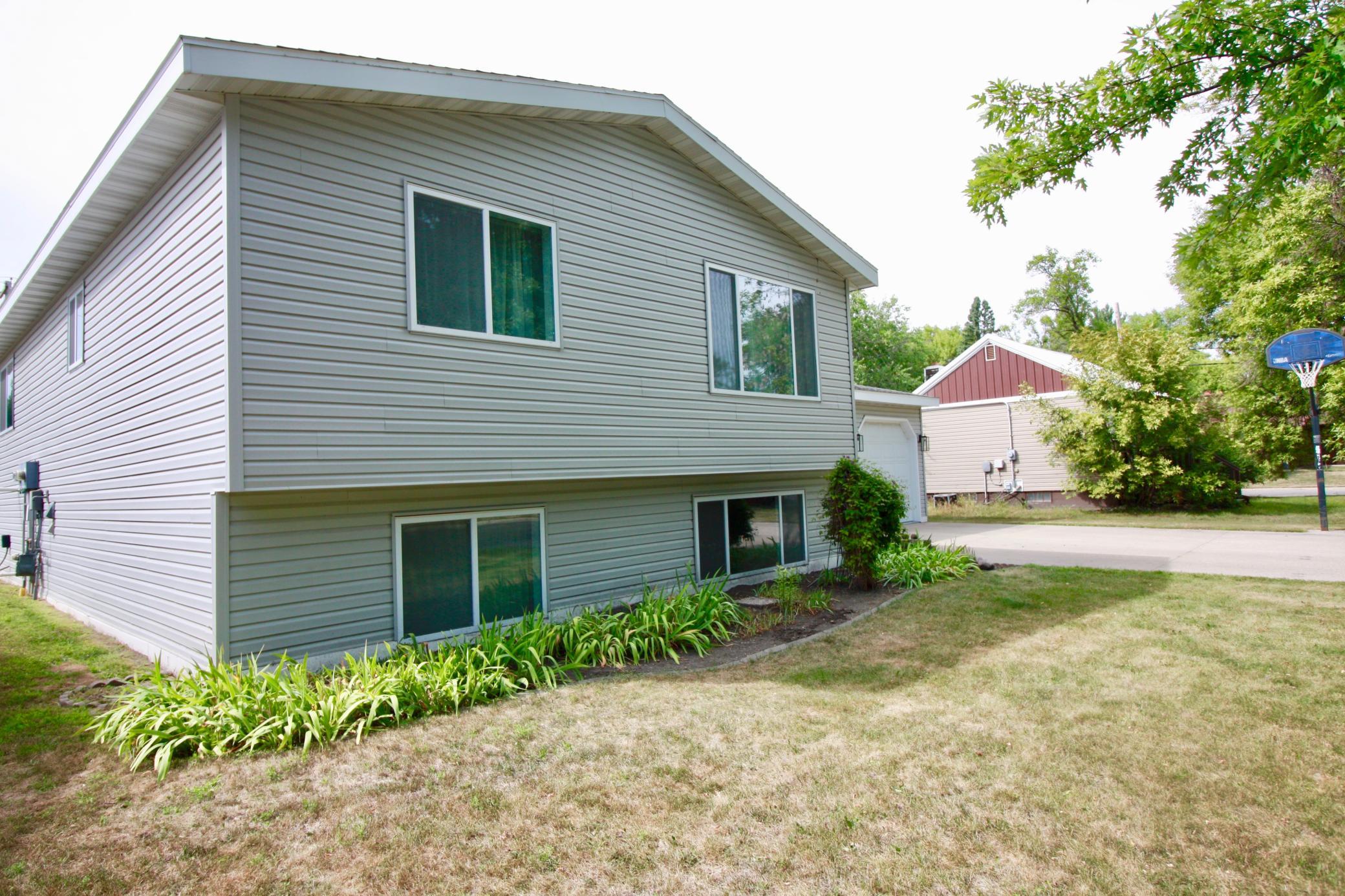1992 single family home for sale at 525 12th Street N in Breckenridge, MN — 4 bed, 2 bath (photo 2 of 74)